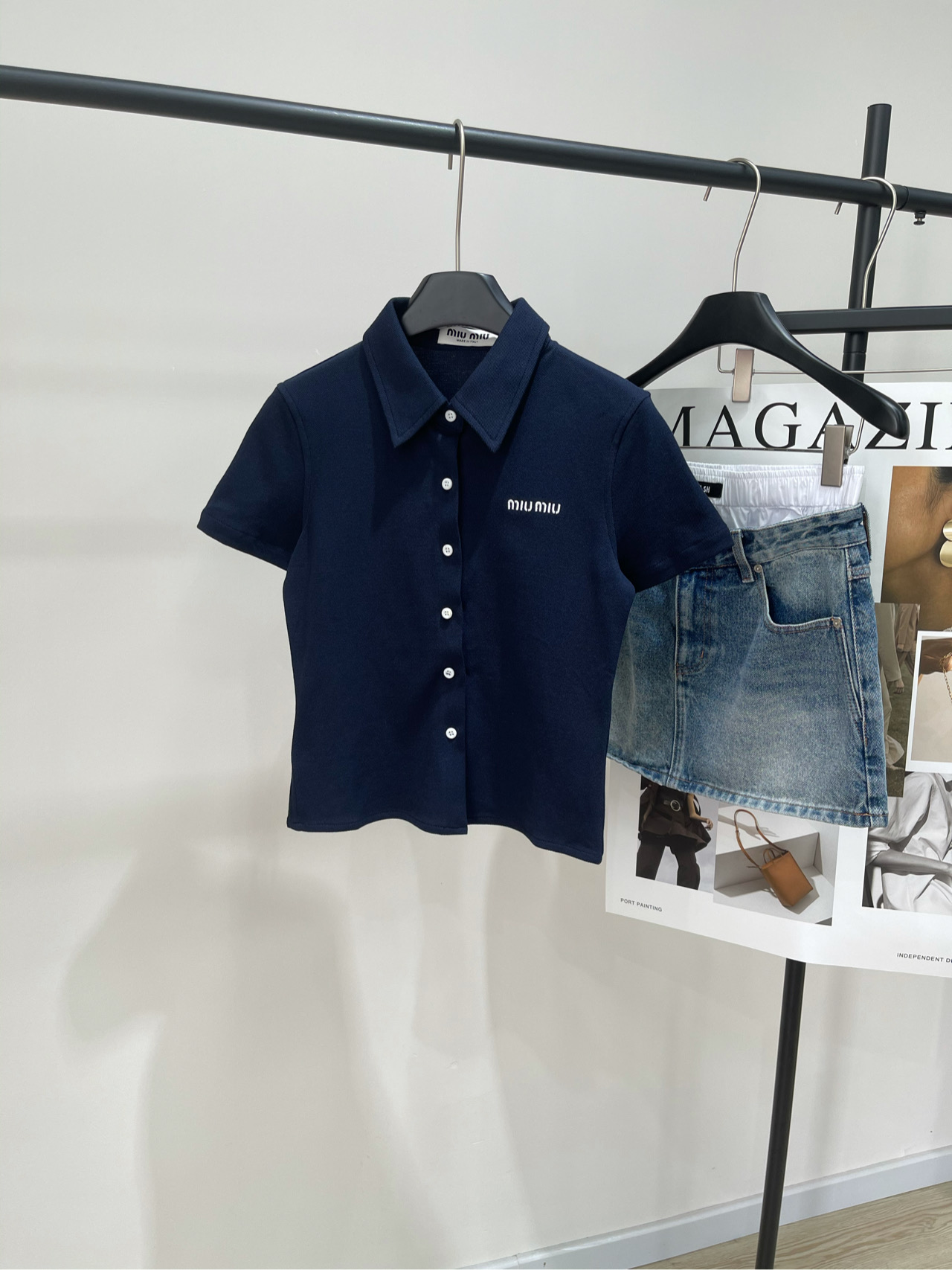 NO:436125,【M hidden blue single-breasted slim polo short-sleeved T】, fabric all-cotton bead floor cotton color hidden blue * ｜Hidden blue classic retro polo short-sleeved 25SS spring and summer new cotton short-sleeved T inherits classic retro design, without lacking fashion sense jing beautiful buttons make the polo shirt look more beautiful. Comfortable loose silhouette, hidden flesh and slimming The collar is a lapel design, showing temperament, visually showing small face Comfortable style and three-dimensional cutting make you particularly outstanding. A polo shirt that is often worth buying~~~ Flat size S shoulder width 36, bust 82 micro-stretch, 49, sleeve length 15 M shoulder width 38, bust 86 micro-stretch, 51, sleeve length 16 L shoulder width 40, bust 90 micro-stretch, 53, sleeve length 17  Manual measurement will have 2~3cm errors within the normal range, T-shirt, alexander wang19860909【M藏蓝单排扣修身polo短袖T】 ,面料全棉珠地棉 颜色藏蓝 * ｜藏蓝色经典复古polo短袖 25SS春夏新款全棉短袖T 承袭jing典复古设计,不缺乏时尚感 jing致美观的纽扣,使得polo衫颜值莄上一层楼 舒适的偏宽松廓形,藏肉显瘦 领子是翻领的设计,狠显气质,视觉上显脸小 舒适的版型和立体的裁剪让你格外出彩 菲常值得入手的一款polo衫~~~ 平铺尺码 S肩宽36,胸围82微弹,衣长49,袖长15 M肩宽38,胸围86微弹,衣长51,袖长16 L肩宽40,胸围90微弹,衣长53,袖长17 手工测量会有2~3cm误差属于正常范围,,T-shirt,alexander wang,Women's clothing