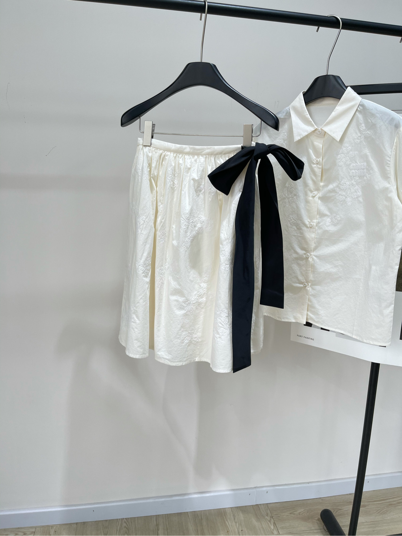 NO:436127,[M beige bow-decorated mid-length skirt], fabric is all cotton, color is beige * ｜Embroidered thin cotton skirt 25SS spring and summer new style!  The glossy texture of grosgrain adds a high-end custom style to this thin cotton skirt. The waist belt evokes the lightness of summer and enhances exquisite embroidery. The fabric is exquisite and the dark pattern embroidery is full of high-end style. Recommended to buy, very versatile. Flat size S waist 66, skirt length 57 M waist 70, skirt length 58 L waist 74, skirt length 59. There will be 2~3cm errors in manual measurements, belong to the normal range, skirt 8, skirt 8, skirt length 8, skirt length 8, skirt length 8, skirt length 8, skirt length 8, skirt length 8, skirt length 8, skirt length 8, skirt measurement will have 2~3cm errors in normal range, skirt 8, skirt 8, skirt 8, skirt 8, skirt 8, skirt 8, skirt 8, skirt 8, skirt 8, skirt 8, skirt 8, skirt 8, skirt 8, skirt 8, skirt 8, skirt 8, skirt 8, skirt 8, skirt 8, skirt 8, skirt 8, skirt 8, skirt 8, skirt 8, skirt 8, skirt 8, skirt 8, skirt 8, skirt 8, glass 8, glass 8, glass 8, glass 8, glass 8, glass 8, glass 8, glass 8, glass 8, glass 8, glass 8, glass 8, glass 8, glass 8, glass 8, glass 8, glass 8, glass 8, glass 8, glass 8, glass 8, glass 8, glass 8, glass 8, glass 8, glass 8, glass 8, glass 8, glass 8, glass 8, glass 8, glass 8, glass 8, glass 8, glass 8, glass 8, glass 8, glass 8, glass 8, glass 8, glass 8, glass 8, glass 8, glass 8, glass 8, glass 8, glass 8, glass 8, glass 8, glass19860909【M米白蝴蝶结装饰中长半裙】 ,面料全棉 颜色米白色 * ｜刺绣薄棉半裙 25SS春夏新款！ 精罗缎的光泽质感为这款薄棉布半身裙 腰部腰带增添了高级定制的风格 唤起夏日的轻盈感 并提升了精致的刺绣 面料精美花朵暗纹刺绣,整件裙子高级感满满 推荐入手,很百搭 平铺尺码 S腰围66,裙长57 M腰围70,裙长58 L腰围74,裙长59 手工测量会有2~3cm误差属于正常范围,,skirts,alexander wang,Women's clothing