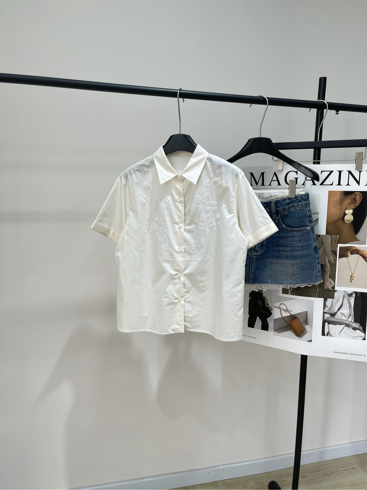 NO:436130,[M off-white embroidered cotton short-sleeved shirt], fabric is all cotton, color is off-white * ｜Embroidered thin cotton shirt 25SS spring and summer new style!  Exquisite floral embroidery expresses the lightness of summer and enriches the pure lines of this thin cotton shirt. The soft texture and bright femininity are its features. It can be matched with the same skirt!  Flat size S shoulder width 42, bust 100, garment length 59, sleeve length 20 M shoulder width 43, bust 104, garment length 60, sleeve length 21 L shoulder width 44, bust 108, garment length 61, sleeve length 22 Manual measurement will have 2~3cm errors within the normal range, skirts, shirts, T-shirt, alexander wang19860909【M米白色绣花棉质短袖衬衫】 ,面料全棉 颜色米白色 * ｜刺绣薄棉衬衫 25SS春夏新款！ 精致的花卉刺绣表达了夏日的轻盈 并丰富了这款薄棉衬衫的纯净线条 柔软的质地和明亮的女性气质是其特点 可搭配同款半裙！ 平铺尺码 S肩宽42,胸围100,衣长59,袖长20 M肩宽43,胸围104,衣长60,袖长21 L肩宽44,胸围108,衣长61,袖长22 手工测量会有2~3cm误差属于正常范围,,skirts,shirts,T-shirt,alexander wang,Women's clothing