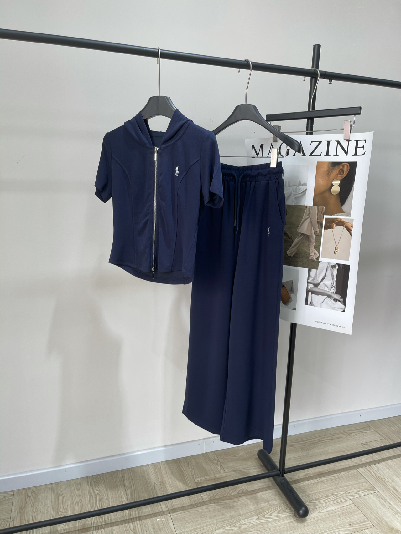 NO:436142,[Raf Tibetan Blue Pony Embroidery Sport Two-Piece Set] One set, sold without opening!  Fabric viscose elastic fiber, color hidden blue, little fairies, a suit that makes me so beautiful that I am breathless. Ralph Lauren 25Ss spring and summer new pony embroidered hooded short-sleeved top + elastic waist wide-leg pants set!  The charm of this suit is simply irresistible!  The pony embroidery is exquisite and cute, and the hooded design is full of fashion sense. The short-sleeved top is paired with elastic waist wide-leg pants. The overall shape is unified and beautiful!  Whether you go out for a date or go shopping, you can easily control it and make you instantly the focus of the street!  What made me most excited is that the fabric of this suit is super soft and comfortable. It seems to be wrapped in clouds when worn~ Moreover, its style design makes it look slim and figure. When you wear it, you will be that elegant little fairy!  Flat size top S shoulder width 35, bust 82 elasticity, 49, sleeve length 19 M shoulder width 36, bust 86 elasticity, 50, sleeve length 20 L shoulder width 37, bust 90 elasticity, 51, sleeve length 21 trousers S waist circumference 60 elasticity, hip circumference 104, trousers length 106 M waist circumference 64 elasticity, hip circumference 108, trousers length 107 L waist circumference 68 elasticity, hip circumference 112, trousers length 108 Manual measurement will have 2~3cm errors within the normal range, loro piana, T-shirt, hats, alexander wang19860909【拉夫藏蓝小马刺绣运动两件套】 一套,不拆开出售！ 面料粘胶弹力纤维 颜色藏蓝 小仙女们,一款让我美到窒息的套装 Ralph Lauren 25Ss春夏新款小马刺绣连帽短袖上衣+松紧腰阔腿裤套装！ 这套装的魅力简直无法抵挡！ 小马刺绣精致可爱,连帽设计时尚感十足 短袖上衣搭配松紧腰阔腿裤 整体造型统一又美感爆棚！ 不管是出门约会还是逛街,都能轻松驾驭 让你瞬间成为街头焦点！ 最让我心动的是,这款套装的面料超级软糯舒适 穿在身上仿佛被云朵包裹着一样～ 而且,它的版型设计超级显瘦显身材 穿上它,你就是那个chao有气质的小仙女啦！ 平铺尺码 上衣 S肩宽35,胸围82弹力,衣长49,袖长19 M肩宽36,胸围86弹力,衣长50,袖长20 L肩宽37,胸围90弹力,衣长51,袖长21 长裤 S腰围60弹力,臀围104,裤长106 M腰围64弹力,臀围108,裤长107 L腰围68弹力,臀围112,裤长108 手工测量会有2~3cm误差属于正常范围,,loro piana,T-shirt,hats,alexander wang,Women's clothing