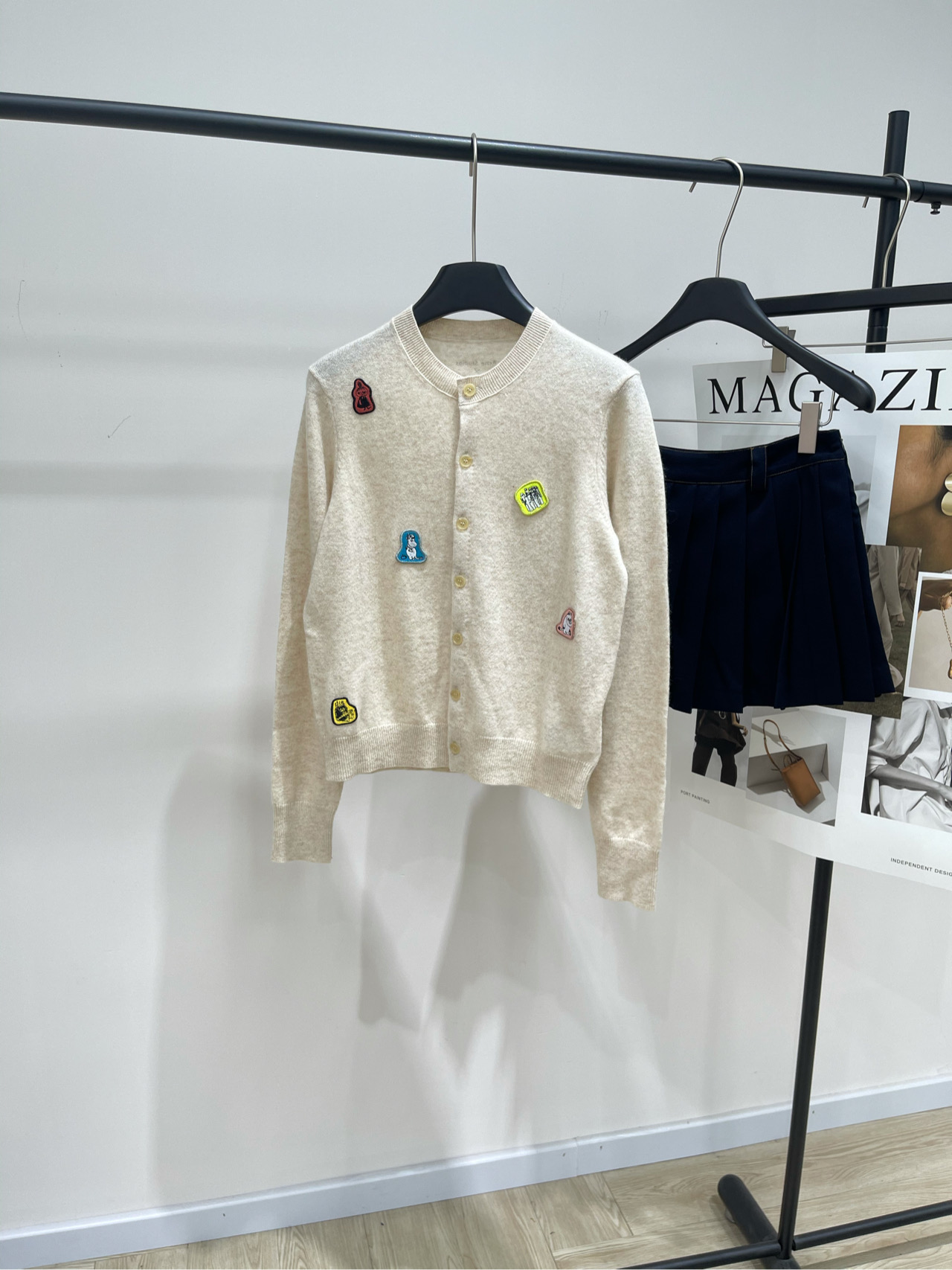 NO:436148,[AC Oatmeal Color Cartoon Zhangzi Wool Cardigan], Fabric Wool Color Oatmeal Color *｜Co-branded Button Cardigan 25SS Summer New Style is New!  This round-neck cardigan is made of Acx Moomi* capsule series. It is made of selected high-quality yarns, with logos embellished with the back collar. It is designed with ribbed neckline, cuffs and hem. It is fitted. The clothes are longer than the waist. Due to the characteristics of the fiber, each piece of clothing has its own unique tone. The color may vary. The beige background is like a snow field kissed by the aurora. Colorful Moomin embroidery is like a fairy tale elves jumping in the snow. It is light in the hand. It is as if holding a cloud. Flat size S shoulder width 37, bust 96, bust 54, sleeve length 64 M shoulder width 38, bust 100, coat length 55, sleeve length 65 L shoulder width 39, bust 104, coat length 56, sleeve length 66. There will be 2~3cm errors in manual measurements. Alexander wang19860909【AC燕麦色卡通章仔羊毛开衫】 ,面料羊毛 颜色燕麦色 *｜联名款纽扣开衫 25SS夏季新款上新！ 此款圆领开衫为 Acx Moomi* 胶囊系列单品 以精选优质纱线制成,后领口点缀徽标 采用罗纹领口、袖口和下摆设计 合身版型,衣长过腰 由于纤维的特性,每件服装都有其独特的色调 颜色可能会有所不同 米色底色像被极光吻过的雪原 彩色姆明刺绣如同雪地里跳动的童话精灵 捧在手里轻得像捧着一朵云 平铺尺码 S肩宽37,胸围96,衣长54,袖长64 M肩宽38,胸围100,衣长55,袖长65 L肩宽39,胸围104,衣长56,袖长66 手工测量会有2~3cm误差属于正常范围,,alexander wang,Women's clothing