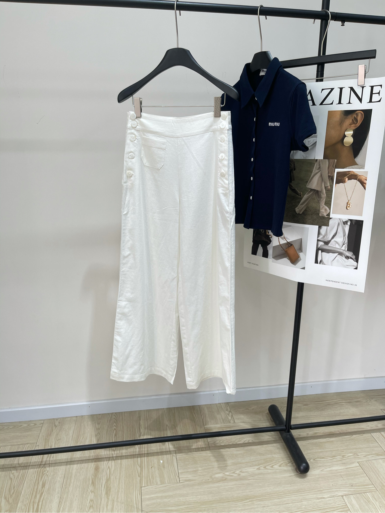 NO:436154,[Raf white button lace linen trousers], fabric linen color, white wide-leg pants made of linen fabric and woven with rustic texture. Buttons close the left and right sides of the waist. Tone embroidered flower lace on the outside of the legs. Full texture, a true old-fashion style. Flat size S waist 70, hip 98, trouser length 98 M waist 74, hip 102, trouser length 99 L waist 78, hip 106, trouser length 100. There will be 2~3cm errors in manual measurements. Alexander wang19860909【拉夫白色纽扣花边亚麻长裤】 ,面料亚麻 颜色白色 用亚麻织物制成的宽腿裤 并用质朴的质地编织 按钮闭合腰部的左侧和右侧 双腿外侧的音调刺绣花朵花边 质感满满,妥妥的老钱风 平铺尺码 S腰围70,臀围98,裤长98 M腰围74,臀围102,裤长99 L腰围78,臀围106,裤长100 手工测量会有2~3cm误差属于正常范围,,alexander wang,Women's clothing