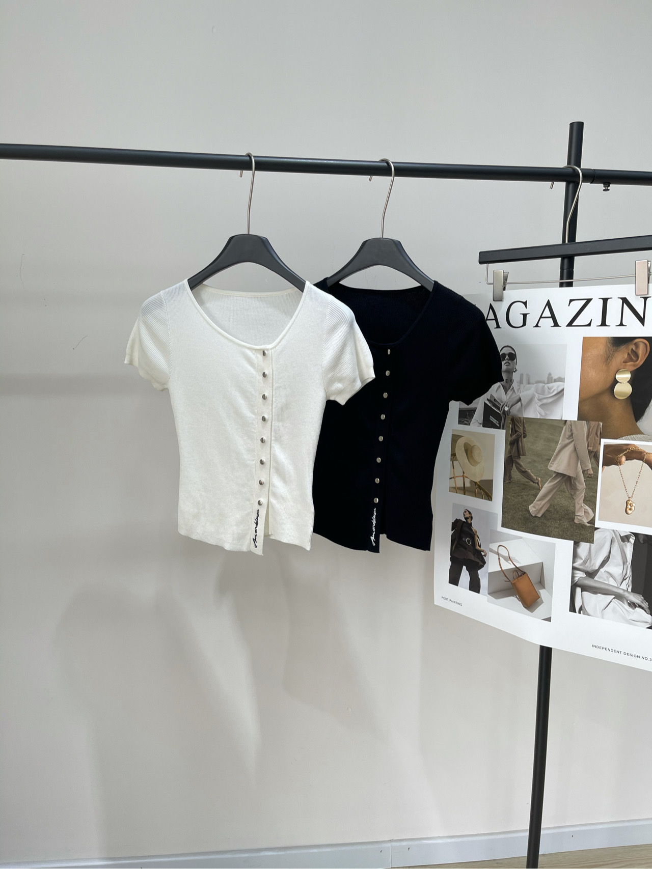 NO:436496,[Ann side button slit knitted short sleeves], fabric tensile cotton, color white and black, hot girls with a slack feel, knitted short sleeves, casual and fashionable ||Who knows it!  This knitted short sleeves make the pure desire clear. The oblique button design + slim tailoring is small and has a trick. The pit strip texture shows texture, it is breathable and wears on the skin. It is very beautiful when paired with jeans/skirts and skirts. It is lazy and relaxing with one click~ Flat size S shoulder width 30, bust 64 elastic, garment length 45, sleeve length 17 M shoulder width 31, bust 68 elastic, garment length 46, sleeve length 18 L shoulder width 32, bust 72 elastic, garment length 47, sleeve length 19. There will be 2~3cm errors in manual measurements, belong to the normal range, skirts, jeans, T-shirt, alexander wang19860909【Ann侧边纽扣开衩针织短袖】 ,面料天丝棉 颜色白色、黑色 自带松弛感的辣妹针织短袖 拿捏随性时髦||谁懂啊！ 这件针织短袖把纯欲感玩明白了 斜边纽扣设计+修身剪裁 小特别又藏着小心机 坑条纹理显质感,贴肤还透气 搭牛仔裤/小裙裙都很绝 一键拿捏慵懒松弛感~ 平铺尺码 S肩宽30,胸围64弹力,衣长45,袖长17 M肩宽31,胸围68弹力,衣长46,袖长18 L肩宽32,胸围72弹力,衣长47,袖长19 手工测量会有2~3cm误差属于正常范围,,skirts,jeans,T-shirt,alexander wang,Women's clothing