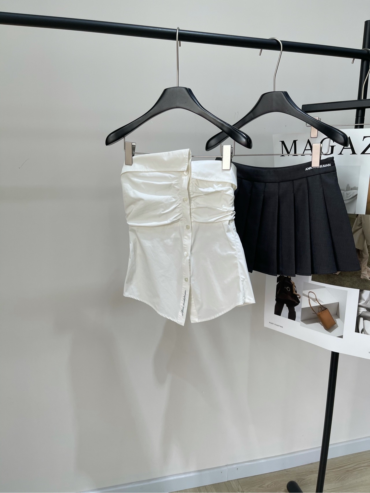 NO:436479,【Ann white pleated strapless small shirt】, fabric is all cotton, color white, 2025 summer Ann* pleated strapless small shirt, irregular tailoring design, glue strips inside are non-slip ~ Designer style, super good-looking, back is elastic, waist-hugging makes it look slimming, cotton shirt fabric, exquisite embroidery, flat size S bust 76 micro-stretch, 40 M bust 80 micro-stretch, 41 L bust 84 micro-stretch, 42 length, manual measurement will have 2~3cm errors, belong to the normal range, Shirts, alexander wang19860909【Ann白色褶皱抹胸小衬衫】 ,面料全棉 颜色白色 2025年夏季Ann*褶皱抹胸小衬衫 不规则剪裁设计 内里有胶条防滑～设计师款 超级好看,后背打榄部分有弹力 收腰显瘦,全棉衬衫面料,精美刺绣 平铺尺码 S胸围76微弹力,衣长40 M胸围80微弹力,衣长41 L胸围84微弹力,衣长42 手工测量会有2~3cm误差属于正常范围,,shirts,alexander wang,Women's clothing