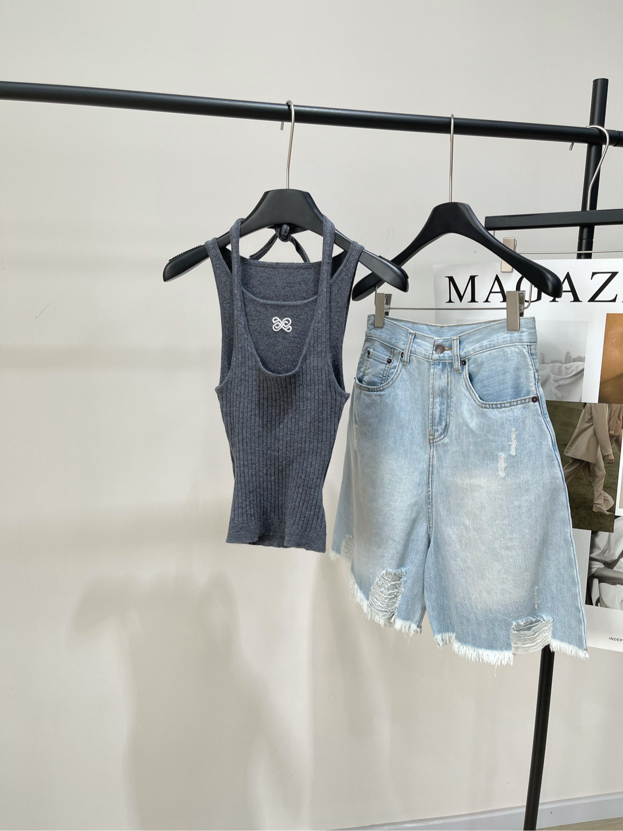 NO:436485,【Ann Gray Double-layer Halve Neck Knitted Vest】, fabric wool blend, color gray Ann* Halve Neck Double-layer Halve Neck Sling is a model that can be controlled by both thin and fat girls. Help!  Wear it and turn into a paper piece in seconds. The atmosphere ceiling is very good. When you go out, you can wear it. The wrapping feel is very good. It will not have a sense of restraint when you tightly wrap it. The elasticity is super large~~~~ It is really unique. The splicing design of the halter neck covers the trapezoid muscles. Right-angled shoulders are visually sensible, and the bottom is elastic. Sisters with fleshy waist don’t have to worry at all. It covers the flesh. The color is very high-end, and the color is too high. The style is very high-end. The size of the flat size S shoulder width 25, the bust 58 is large, the length of the clothes is 49 M shoulder width 26, the bust 62 is large, the length of the clothes is 50 L shoulder width 27, the bust 66 is large, the length of the clothes is 51. There will be 2~3cm errors in manual measurements belong to the normal range., alexander wang19860909【Ann灰色双层挂脖针织小背心】 ,面料羊毛混纺 颜色灰色 Ann*挂脖双层吊带 属于一个瘦女孩和胖女孩都可以驾驭的款 救命！穿上它秒变纸片人 氛围天花板,出门玩穿它超级出片 包裹感做的很好 牢牢包住副乳的同时不会有束缚感 弹力超大～～～ 而且真是很有特色 挂脖的拼接设计穿上去遮挡斜方肌 直角肩即视感,下面也是有弹力的 腰间有肉肉的姐妹也完全不用担心,很遮肉 色系很高级,不过时的格雷灰 平铺尺码 S肩宽25,胸围58弹力大,衣长49 M肩宽26,胸围62弹力大,衣长50 L肩宽27,胸围66弹力大,衣长51 手工测量会有2~3cm误差属于正常范围,,alexander wang,Women's clothing