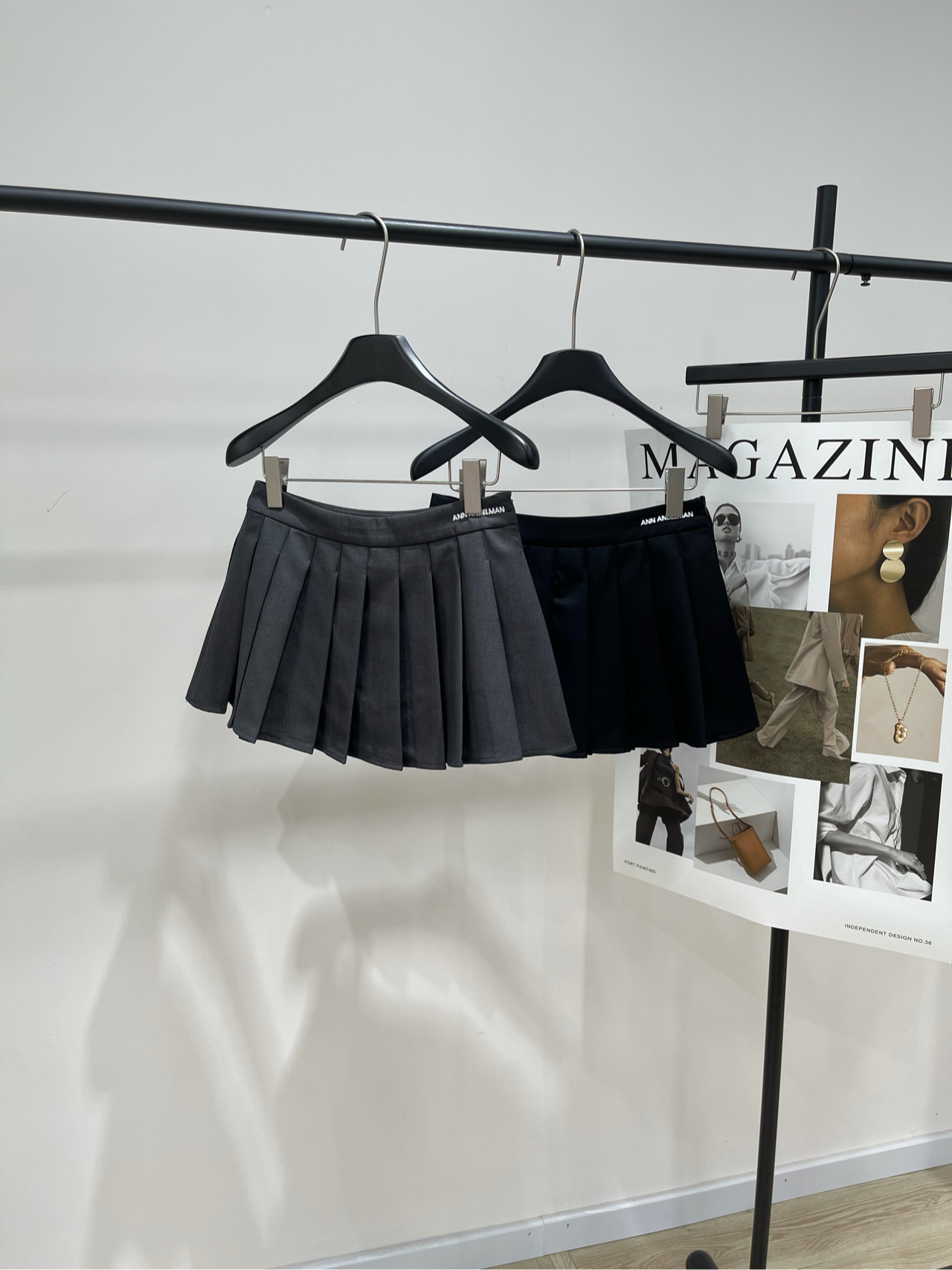 NO:436497,【Ann solid color letter embroidered pleated skirt】, fabric polyester fiber + viscose color gray and black 2025 spring and summer new Ann* spring and summer new solid color pleated skirt classic A-line skirt, front and back pieces heavy pleated pleated position and pleated quantity exquisite craftsmanship full of girlishness ~ low-waist skirt, practical and versatile all seasons~ Flat size has anti-exposure lining S waist 68, hip circumference 90, skirt length 30 M waist circumference 72, hip circumference 94, skirt length 31 L waist circumference 76, hip circumference 98, skirt length 32 Manual measurement will have 2~3cm errors within the normal range, skirt circumference, skirt circumference 2~3cm19860909【Ann纯色字母刺绣百褶短裙】 ,面料聚酯纤维+粘胶 颜色灰色、黑色 2025春夏新款Ann*春夏新款纯色百褶半裙 经典A字裙型,前后片重工打褶 褶位和褶量精致工艺高级 满满的少女感~低腰半裙 四季实穿百搭~ 平铺尺码有防走光内衬 S腰围68,臀围90,裙长30 M腰围72,臀围94,裙长31 L腰围76,臀围98,裙长32 手工测量会有2~3cm误差属于正常范围,,skirts,alexander wang,Women's clothing