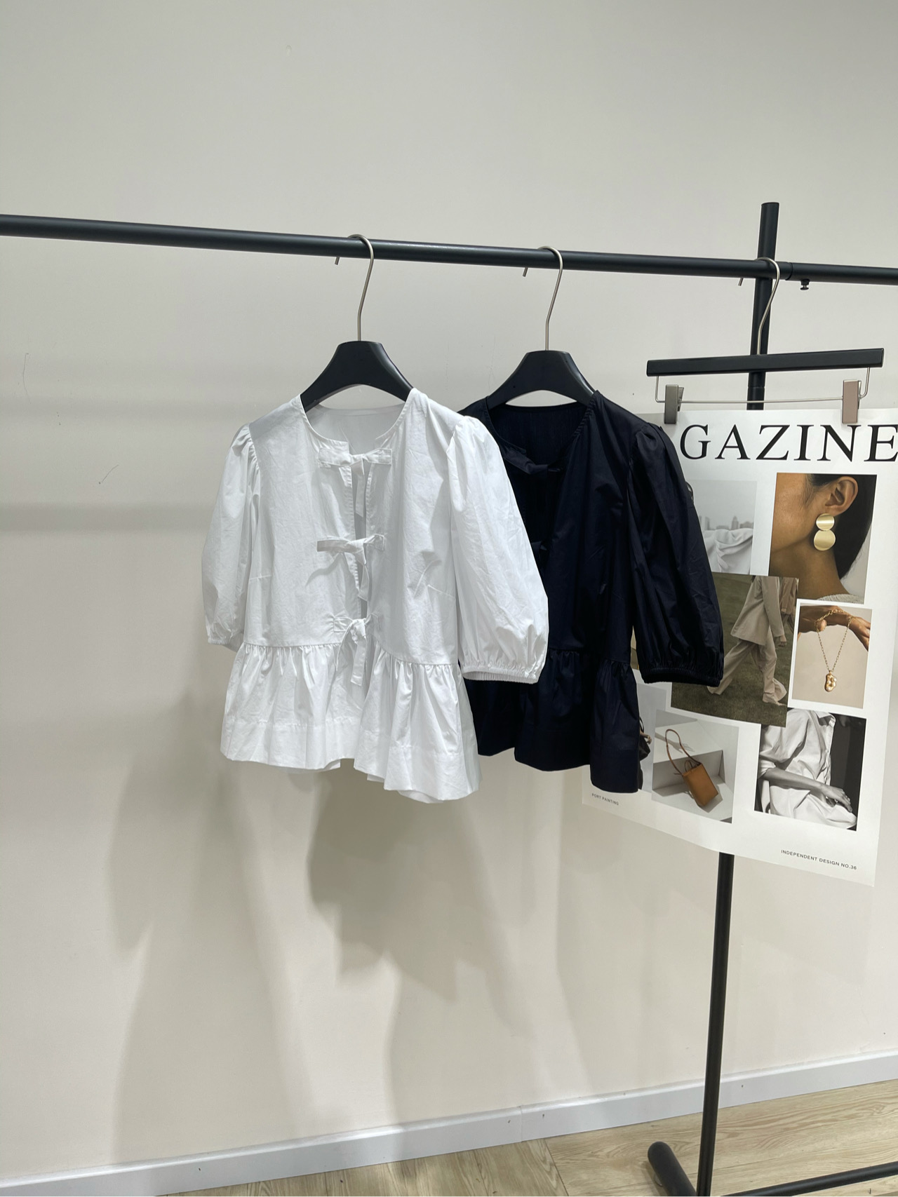 NO:436508,[GN Black and White Lace-up Lantern Short-sleeved Doll Shirt], fabric is all cotton, color white, black Gann* 25Ss Spring and Summer New Style Round Neck Puff Sleeve Lace-Roll Leaf Shirt High-Packed Edition!  The overall look is very strong. No matter how many pieces you have in your wardrobe, you will still be unable to help but wear it. It is easy to wear every scene in life. Or you can take a photo when you are too lazy to dress up and take a photo. Flat size S shoulder width 34, bust 94, 52, sleeve length 34 M shoulder width 35, bust 98, 53, sleeve length 35 L shoulder width 36, bust 102, skirt length 54, sleeve length 36, manual measurement will have 2~3cm errors within the normal range, skirt, shirts, T-shirt, alexander wang19860909【GN黑白系带灯笼短袖娃娃衬衫】 ,面料全棉 颜色白色、黑色 Gann* 25Ss春夏新款 圆领泡泡袖系带荷叶边衬衫 高版出品！冷清小众 整体造型感很强 是无论你衣柜里有多少件遇到好看的 你还是会忍不住下手的那种刚需 很好穿 生活中的每一个场景都可以带入 或者是懒得打扮时候随手一抓拍足够慵懒随意 平铺尺码 S肩宽34,胸围94,衣长52,袖长34 M肩宽35,胸围98,衣长53,袖长35 L肩宽36,胸围102,裙长54,袖长36 手工测量会有2~3cm误差属于正常范围,,skirts,shirts,T-shirt,alexander wang,Women's clothing