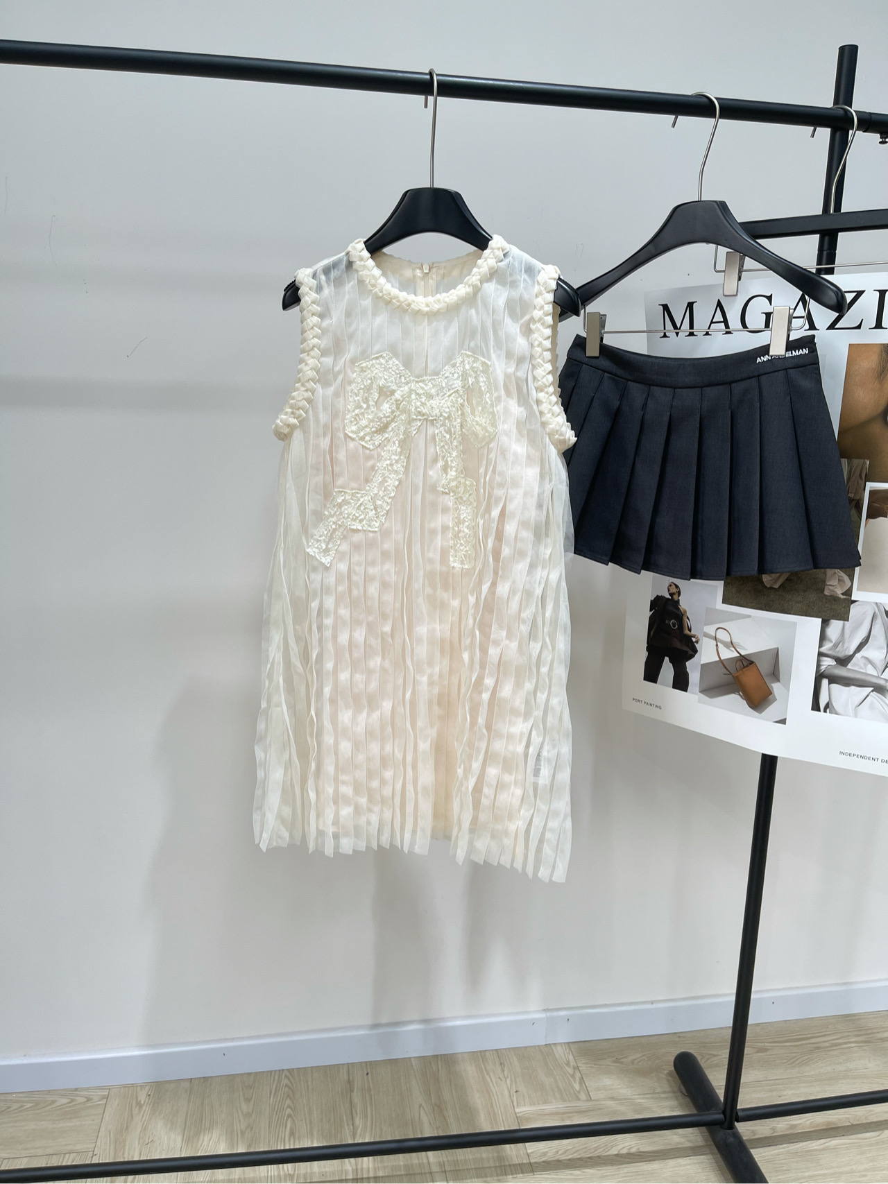 NO:436872,[DZ beige pleated bow mesh vest skirt], fabric polyester fiber + mesh color rice and apricot color 2025 huge summer wear, rear mid-mount YKK zipper~ smooth and smooth without lag~ Straight skirt-shaped ladylike temperament Because this fabric is light, it will be easier to tear than other fabrics~ The machine is too fast, so it will be more wasteful, so the whole process also requires the master to stare at the front bow. The front bow is made of lace lace~ The hand-stitched and sewn and fixed. This lace lace is also the original fabric~ The three-dimensional skin is particularly good~ Visually, it gives people a delicate beauty~ It is not a market product at first glance. The upper body is like a white moonlight girl~ Even if it is sleeveless, I love this secondary breasts. It is OK~ No need to improve~ The silk pleated craftsmanship is purely hand-pleated. Flat size S shoulder width 36, bust 84, skirt length 86  M shoulder width 37, bust 88, skirt length 87 L shoulder width 38, bust 92, skirt length 88 manual measurement will have 2~3cm errors within the normal range, skirt, skirt, skirt19860909【DZ米色压褶蝴蝶结网纱背心裙】 ,面料聚酯纤维+网纱 颜色米杏色 2025巨好看的夏装 后中装YKK拉链~顺滑流畅不卡顿~ 直筒裙型淑女气质 因为这个面料轻盈所以相比其它面料~ 机器过快它会更加容易扯破 这样就会更加废面料~ 全过程也是需要师傅专门盯着 前面蝴蝶结是选用蕾丝花边~ 手工摆放好造型再进行缝制固定 这个蕾丝花边也是原厂面料~立体骨感特别好~ 视觉上就是给人一种精致美感~ 一看就不是市场货 上身就像白月光少女~即使无袖我也很爱 这件副乳那里就收的还可以~不需要改良~ 对丝压褶工艺是可每条都是纯手工打褶 平铺尺码 S肩宽36,胸围84,裙长86 M肩宽37,胸围88,裙长87 L肩宽38,胸围92,裙长88 手工测量会有2~3cm误差属于正常范围,,skirts,alexander wang,Women's clothing