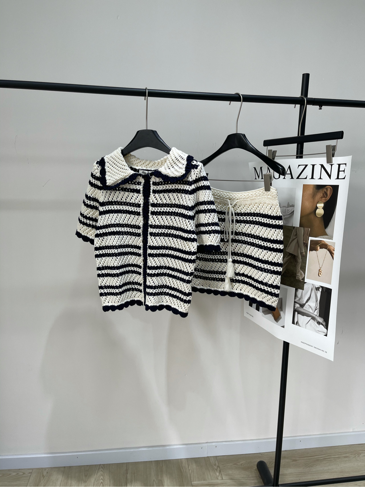 NO:436886,Top, p skirt [M rice black striped hollow short-sleeved lapel cardigan + skirt] @, fabric cotton blend, color rice black stripes * hollow stripes contrasting color knit cardigan Hollow stripes contrasting color knit cardigan, official website synchronization, beige stripes look like melted toffee, which is noble and not ostentatious. Short-sleeved cardigan design!  Lazy and exquisite. It is well-behaved and academic. It is open and becomes layered in seconds. It can be matched with a skirt in the same series!  A-shaped or straight-tube cut, lengthened proportions ~ it shows elegance when walking, cream beige tone is full of high-end feeling, not picky on skin tone and also show temperament, as if it comes with 'I'm very expensive' BGM!   Fashionable items that are a must-have for fashionable ~ Recommended hollow striped contrast knitted skirt. Tassel drawstring design is lazy and exquisite, with a well-behaved and academic style on the upper body. You can match it with the same series of tops or cardigans!  A-shaped or straight-tube cut lengthening ratio~ it shows elegance when walking. Flat size top S shoulder width 35, bust 84 elastic, 49 length of 48, sleeve length of 48 M shoulder width 36, bust 88 elastic, 50 length of 49 L shoulder width 37, bust 92 elastic, 51 length of 50 sleeve length of 50 Skirt S waist 68 elastic, hip 84 elastic, skirt length of 38 M waist 72 elastic, hip 88 elastic, skirt length of 39 L waist 76 elastic, hip 92 elastic, skirt length of 40 Manual measurement will have 2~3cm errors within the normal range, skirt, skirt, skirt19860909上衣, p半裙【M米黑条纹镂空短袖翻领开衫+半裙】 @,面料棉混纺 颜色米黑条纹 *镂空条纹撞色针织开衫 镂空条纹撞色针织开衫,官网同步 米白条纹像融化太妃糖,显贵不张扬 短袖开衫设计！慵懒又精致 扣起是乖巧学院派,敞开秒变层次感小外套 可以搭配同系列半裙！A字或直筒剪裁 拉长比例～走动间尽显优雅 奶油米色调高级感拉满 不挑肤色还显气质,仿佛自带「我很贵」BGM！  时髦精必入的时尚单品～推荐 镂空条纹撞色针织短裙 流苏抽绳设计、慵懒又精致,上身乖巧学院派, 可以搭配同系列上衣或者开衫！ A字或直筒剪裁拉长比例～走动间尽显优雅 平铺尺码 上衣 S肩宽35,胸围84弹力,衣长49,袖长48 M肩宽36,胸围88弹力,衣长50,袖长49 L肩宽37,胸围92弹力,衣长51,袖长50 半裙 S腰围68弹力,臀围84弹力,裙长38 M腰围72弹力,臀围88弹力,裙长39 L腰围76弹力,臀围92弹力,裙长40 手工测量会有2~3cm误差属于正常范围,,skirts,jackets & coats,T-shirt,alexander wang,Women's clothing