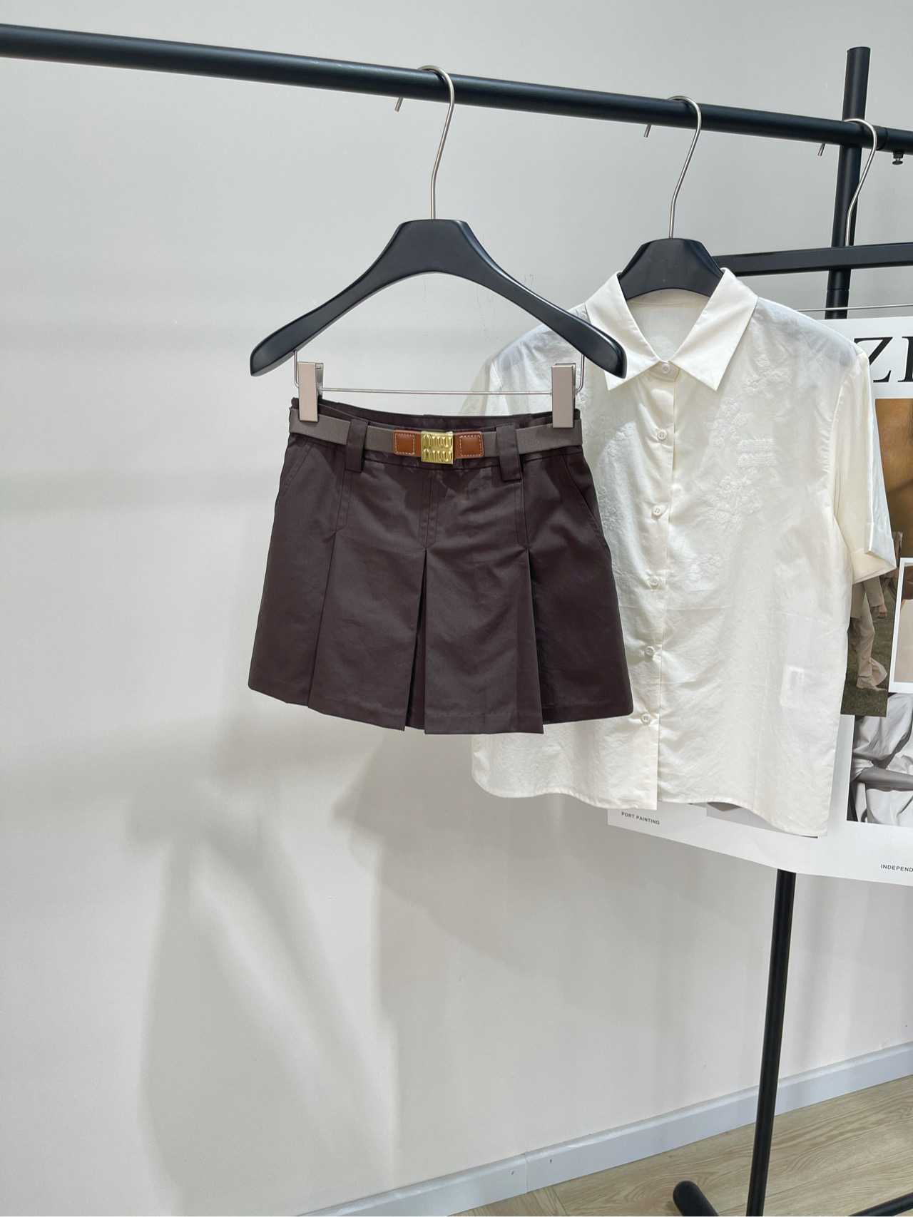 NO:732600,[M cocoa brown belt pleated skirt], fabric worsted cotton blend, color cocoa brown * | Cocoa brown suit 25SS new in early autumn!  It’s really hard not to love this set!  The classic cocoa brown suit has been given the latest soul. It is really low-key and high-end~ The leather label logo on the chest of the zipper lapel jacket highlights the brand characteristics. The thick pleated design of the skirt is sharp and stylish. The belt logo embellishes the waist. Flat size (with anti-exposed lining) S waist 68, hip 90, skirt length 32 M waist 72, hip 94, skirt length 33 L waist 76, hip 98, skirt length 34  There will be an error of 2~3cm due to manual measurement, which is within the normal range, skirts, jackets & coats,19860909【M可可棕腰带压褶短裙】 ,面料精纺棉混纺 颜色可可棕 * ｜可可棕色套装 25SS早秋上新！这套真的很难不爱！ 经典可可棕色套装,被赋予了最新灵魂 真的低调又高级～ 拉链翻领外套胸前皮标徽标彰显品牌特征 半裙粗褶设计压褶锋利有型 腰带logo徽标点缀腰间 平铺尺码（有防走光内衬） S腰围68,臀围90,裙长32 M腰围72,臀围94,裙长33 L腰围76,臀围98,裙长34 手工测量会有2~3cm误差属于正常范围,,skirts,jackets & coats,,Women's clothing