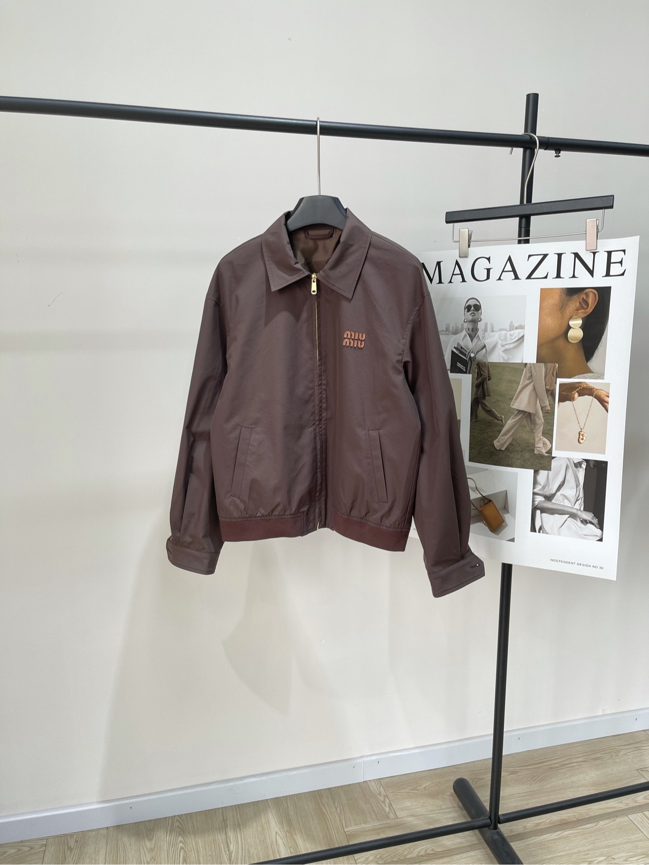 NO:732612,[M cocoa brown leather zipper jacket], fabric worsted cotton blend, color cocoa brown * | Cocoa brown suit 25SS new in early autumn!  The classic cocoa brown suit has been given the latest soul. It is really low-key and high-end~ The leather label logo on the chest of the zipper lapel jacket highlights the brand characteristics. The thick pleated design of the skirt is sharp and stylish. Retro Maillard color ~ Loose jacket is not picky. Flat size S shoulder width 51, chest 114, length 63, sleeve length 58 M shoulder width 52, chest 118, length 64, sleeve length 59  L shoulder width 53, chest 122, length 65, sleeve length 60. There will be an error of 2~3cm due to manual measurement, which is within the normal range. Skirts, jackets & coats, jackets & coats,19860909【M可可棕拼皮拉链夹克外套】 ,面料精纺棉混纺 颜色可可棕 * ｜可可棕色套装25SS早秋上新！ 经典可可棕色套装,被赋予了最新灵魂 真的低调又高级～ 拉链翻领外套胸前皮标徽标彰显品牌特征 半裙粗褶设计压褶锋利有型 复古美拉德色系～宽松夹克 不挑人 平铺尺码 S肩宽51,胸围114,衣长63,袖长58 M肩宽52,胸围118,衣长64,袖长59 L肩宽53,胸围122,衣长65,袖长60 手工测量会有2~3cm误差属于正常范围,,skirts,jackets & coats,jackets & coats,,Women's clothing