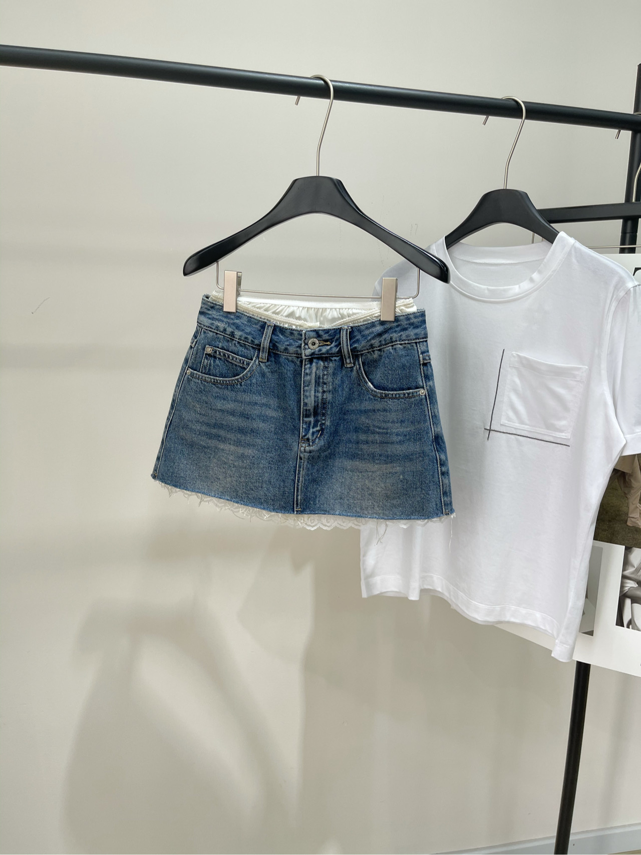 NO:438463,[M lace lace spliced ​​denim skirt], fabric denim cotton + lace color denim blue *｜Lace lace jean skirt 25SS early autumn new style is available!  This lace-edged denim skirt uses exquisite lace-edged skirt tail. Leggings inside, button logo logo + zipper closure. Two fake lace underwear with fake leaks and yet elegant. The middle bow point is sinful and careful design. The back pocket logo bristle logo shows the brand characteristics. Flat size S waist 68, hip 92, skirt length 36 M waist 72, hip 96, skirt length 37 L waist 76, hip 100, skirt length 38. There will be 2~3cm errors in manual measurements, belong to the normal range, skirt 1, skirt wang19860909【M蕾丝花边拼接牛仔短裙】 ,面料牛仔棉+蕾丝 颜色牛仔蓝 *｜蕾丝边牛仔裙 25SS早秋新款上新！ 这款蕾丝边牛仔裙采用精美蕾丝边拼接裙尾 内搭打底裤,纽扣logo徽标+拉链开合 腰头花边内裤假两件漏出性感不失优雅 中间蝴蝶结点罪小心机设计 背后口袋logo毛边徽标展现品牌特征 平铺尺码 S腰围68,臀围92,裙长36 M腰围72,臀围96,裙长37 L腰围76,臀围100,裙长38 手工测量会有2~3cm误差属于正常范围,,skirts,alexander wang,Women's clothing