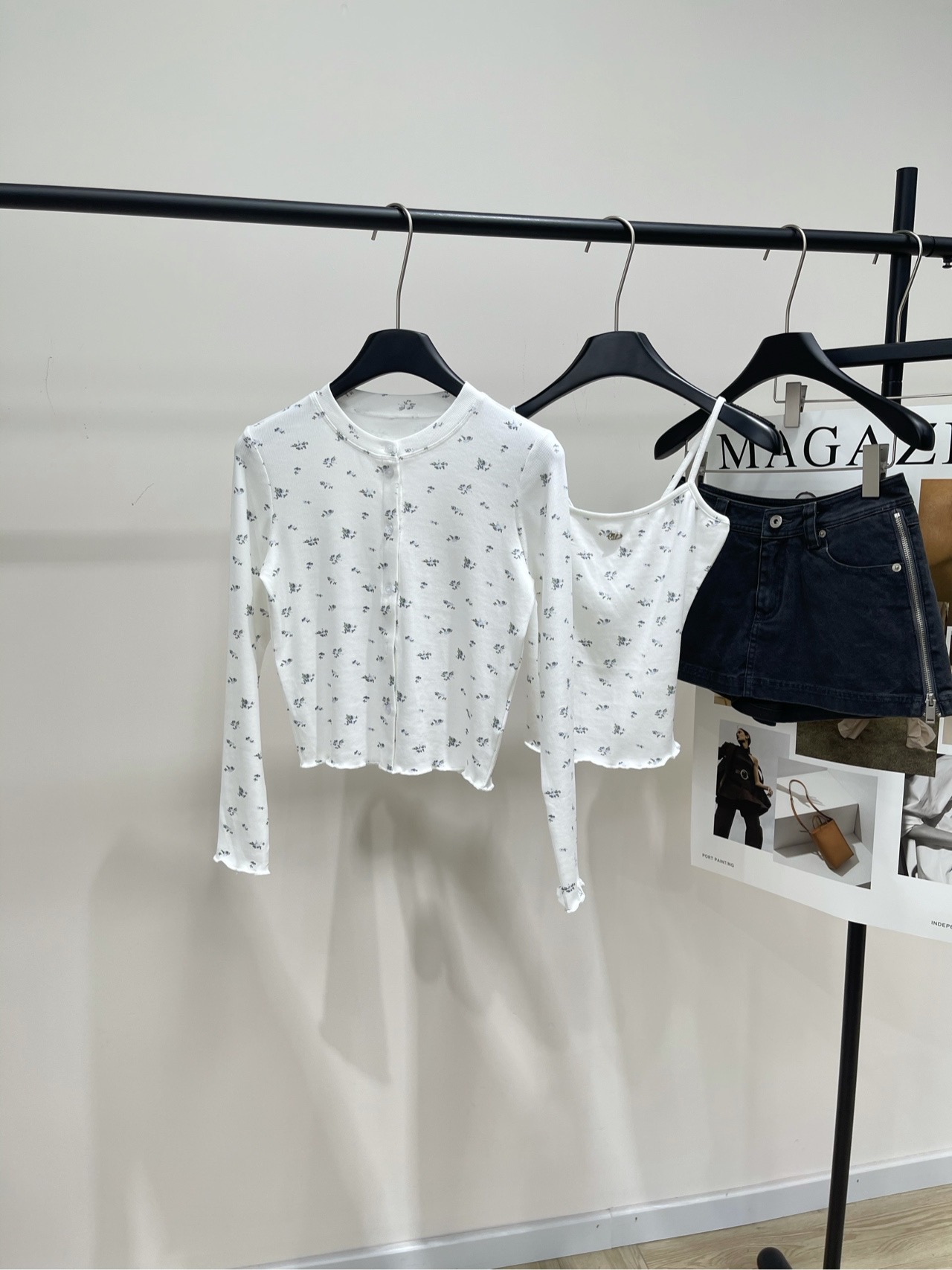 NO:438482,[Two-piece set of small floral suspender cardigan] One set for sale, not to be taken apart!  Fabric cotton + spandex Color white The bright style of the holiday is really good to wear. The style is relatively refreshing. The white style is mainly white. A light white feel. The basic style is clean and fashionable. It is particularly lively and fresh. Suitable for spring and summer parties. A set is really beautiful. Sweet small floral print pattern. Natural lace curled edge design. Flat size. Strap. S bust 64 elastic, 43 M bust 68 elastic, 44 L bust 72 elastic, 45 long. Cardigan. S shoulder width 36, bust 82 elastic, 44, sleeve length 55 M shoulder width 37, bust 86 elastic, 45, sleeve length 56 L shoulder width 38, bust 90 elastic, 46, sleeve length 57. Manual measurement will have 2~3cm error range of silk T-shirt, normal range, tees, t-shirt, alexander wang19860909【小碎花吊带开衫两件套】 一套出售,不拆开！ 面料棉+氨纶 颜色白色 度假明媚风真的很能穿出感觉 风格比较清爽 白色系为主 淡淡的白水感 基础款式穿出干干净净的时髦 特别灵动清新啊 适合春夏出游聚会 一套真的太美了 甜美的小碎花印花图案 自然花边卷边设计 平铺尺码 吊带 S胸围64弹力,衣长43 M胸围68弹力,衣长44 L胸围72弹力,衣长45 开衫 S肩宽36,胸围82弹力,衣长44,袖长55 M肩宽37,胸围86弹力,衣长45,袖长56 L肩宽38,胸围90弹力,衣长46,袖长57 手工测量会有2~3cm误差丝T恤正常范围,,tees，t-shirt,alexander wang,Women's clothing