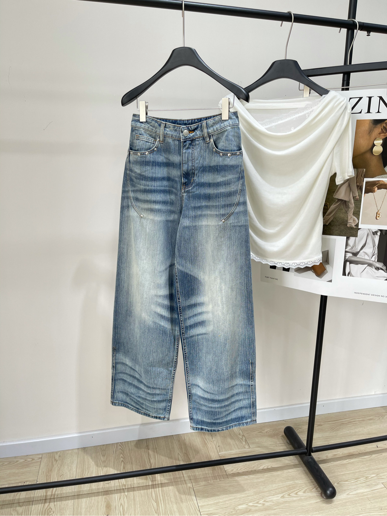 NO:438490,【MW side-seater cat whisker jeans】, fabric denim cotton color picture color MEDIUM* side-seater three-dimensional cat whisker jeans without side-seater design wash jeans pocket edge decoration custom nails Fabric contains environmentally friendly materials, rough and retro texture of the weaving texture The overall pants are slightly arc-shaped and three-dimensional cat whisker details Add style, embroidered logo in the back pocket of the pants The upper body can be matched with casual tops Flat size S waist 68, hip 100, trouser length 107 M waist 72, hip 104, trouser length 108 L waist 76, hip 108, trouser length 109 Manual measurement will have 2~3cm errors within the normal range, , jeans, alexander wang19860909【MW无侧缝猫须牛仔长裤】 ,面料牛仔棉 颜色图片色 MEDIUM*无侧缝立体猫须牛仔裤 无侧缝设计水洗牛仔裤 口袋边缘装饰定制撞钉 面料含有环保材质,织路肌理粗旷复古 整体裤型呈现微弧状配合立体猫须细节 增加风格感,裤后口袋有刺绣logo 上身可搭配休闲上衣 平铺尺码 S腰围68,臀围100,裤长107 M腰围72,臀围104,裤长108 L腰围76,臀围108,裤长109 手工测量会有2~3cm误差属于正常范围,,jeans,alexander wang,Women's clothing