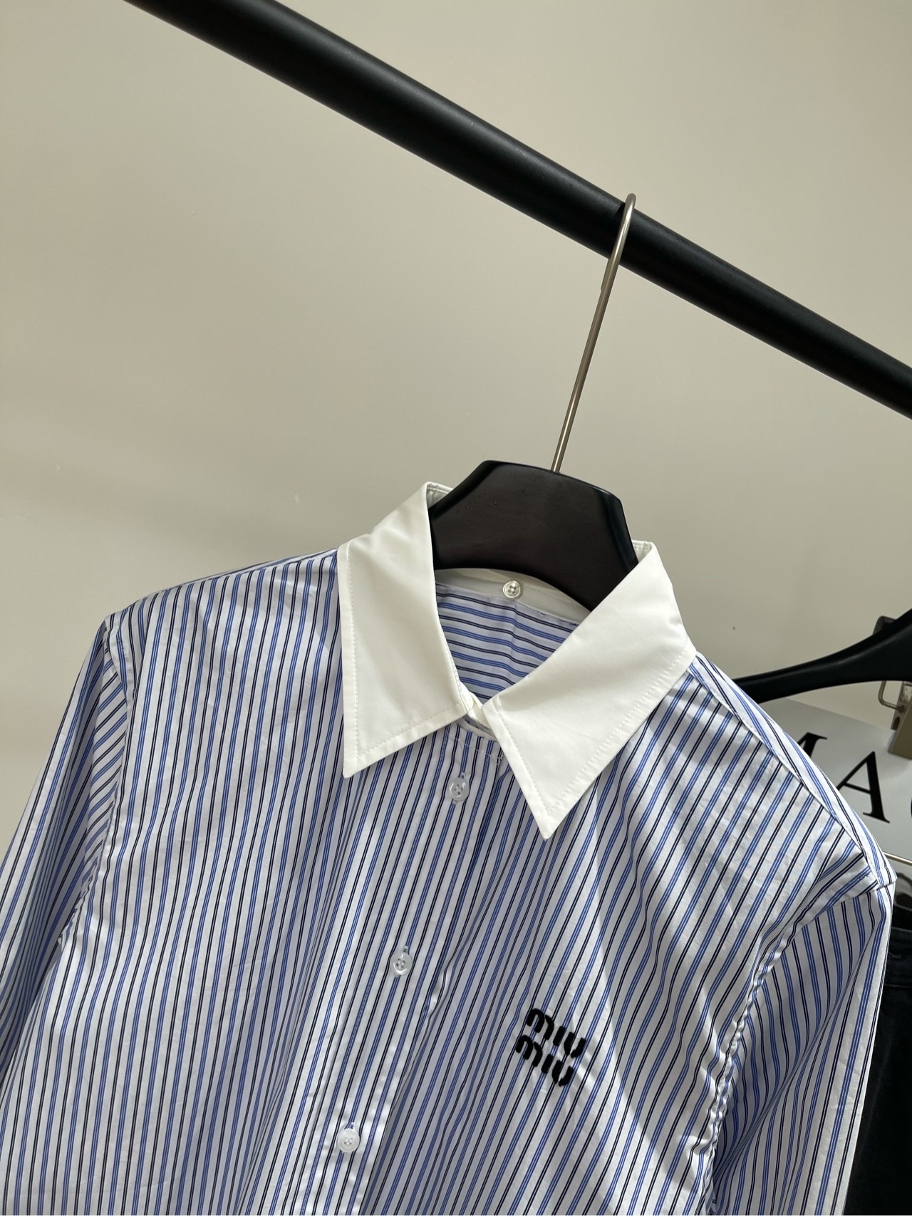 【M蓝黑竖条纹白领长袖衬衫】🔺，面料：全棉颜色：蓝黑竖条纹miu*25早秋新款✨法式优雅随性翻领白边撞色