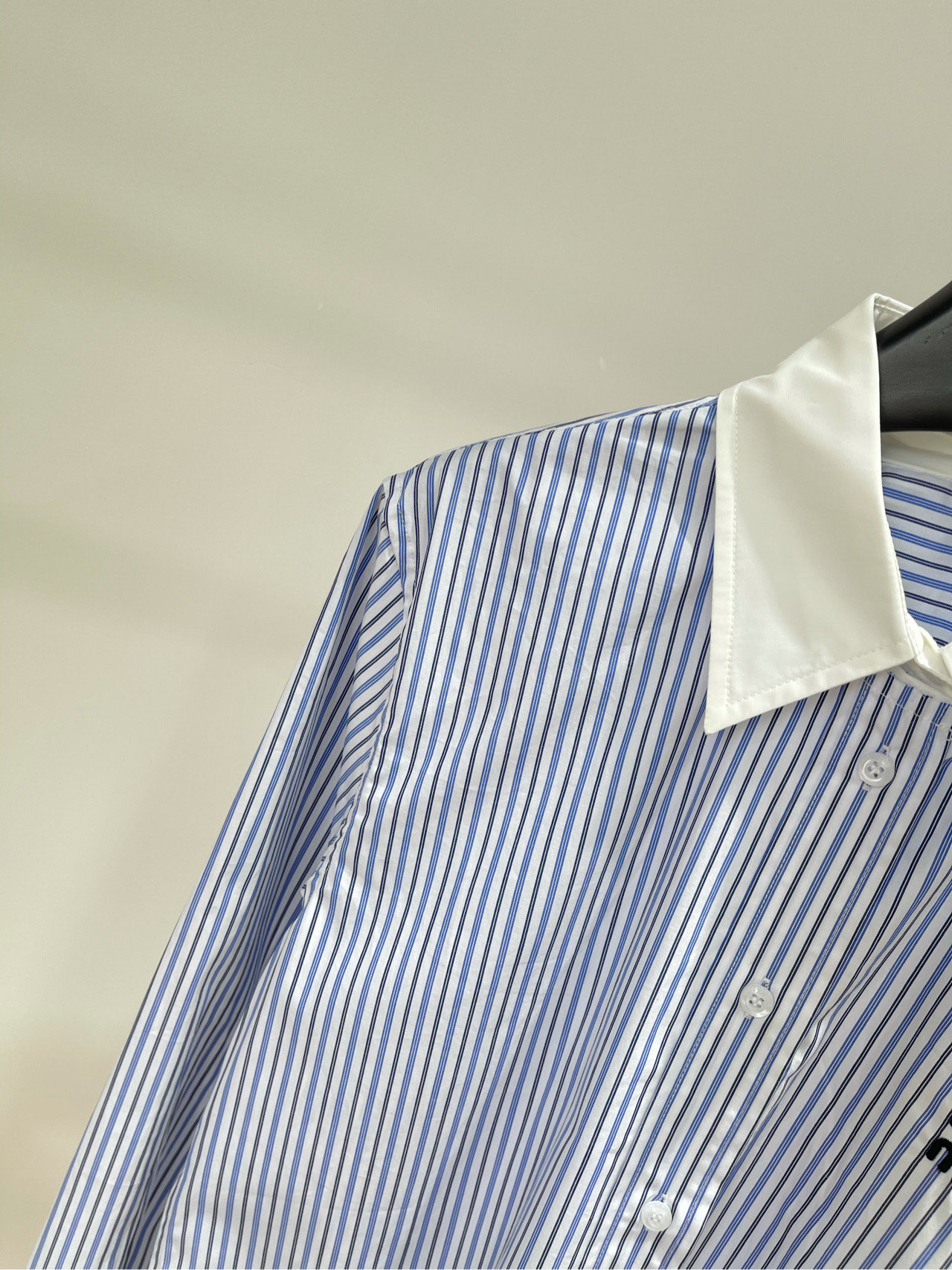 【M蓝黑竖条纹白领长袖衬衫】🔺，面料：全棉颜色：蓝黑竖条纹miu*25早秋新款✨法式优雅随性翻领白边撞色