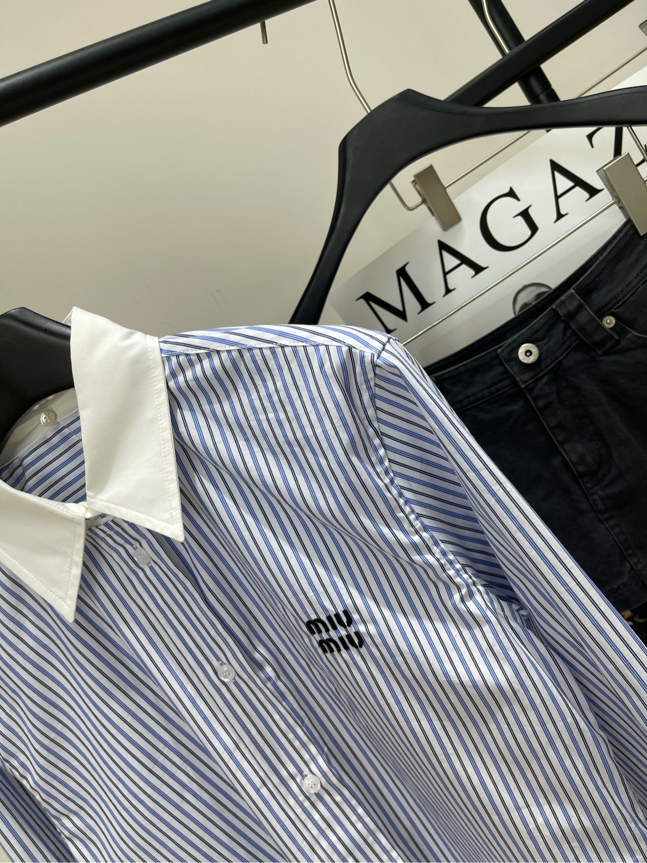 【M蓝黑竖条纹白领长袖衬衫】🔺，面料：全棉颜色：蓝黑竖条纹miu*25早秋新款✨法式优雅随性翻领白边撞色