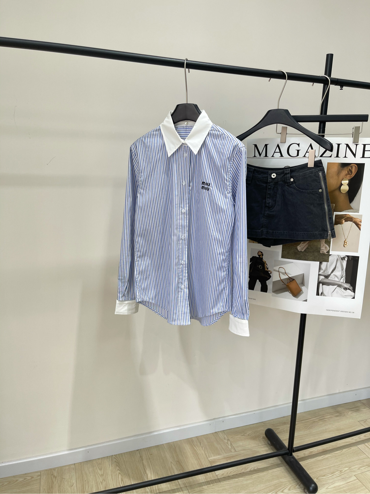 NO:439196,[M blue and black vertical striped white collar long-sleeved shirt], fabric is all cotton, color blue and black vertical striped miu*25 early autumn new style, French elegant and casual lapel white edge contrasting striped shirt, polo collar is removable, cuff button splicing, can create various styles at will, temperament white and rich, outfit is very white, age-reducing versatile artifact, three-dimensional tailoring design, shoulder-falling loose style, same style for celebrities, recommended style for early autumn!  !  !  Flat size S shoulder width 42, bust 100, garment length 70, sleeve length 62 M shoulder width 44, bust 104, garment length 71, sleeve length 63 L shoulder width 46, bust 108, garment length 72, sleeve length 64 Manual measurement will have 2~3cm errors within the normal range, miumiu,shirts,alexander wang19860909【M蓝黑竖条纹白领长袖衬衫】 ,面料全棉 颜色蓝黑竖条纹 miu*25早秋新款 法式优雅随性翻领白边撞色条纹衬衫 polo领可拆,袖口纽扣拼接 可以随意塑造各种风格 气质白富美 穿搭非常显白 减龄百搭神器 立体剪裁设计 落肩宽松版型 明星同款穿搭 早秋推荐款式！！！ 平铺尺码 S肩宽42,胸围100,衣长70,袖长62 M肩宽44,胸围104,衣长71,袖长63 L肩宽46,胸围108,衣长72,袖长64 手工测量会有2~3cm误差属于正常范围,,miumiu,shirts,alexander wang,Women's clothing