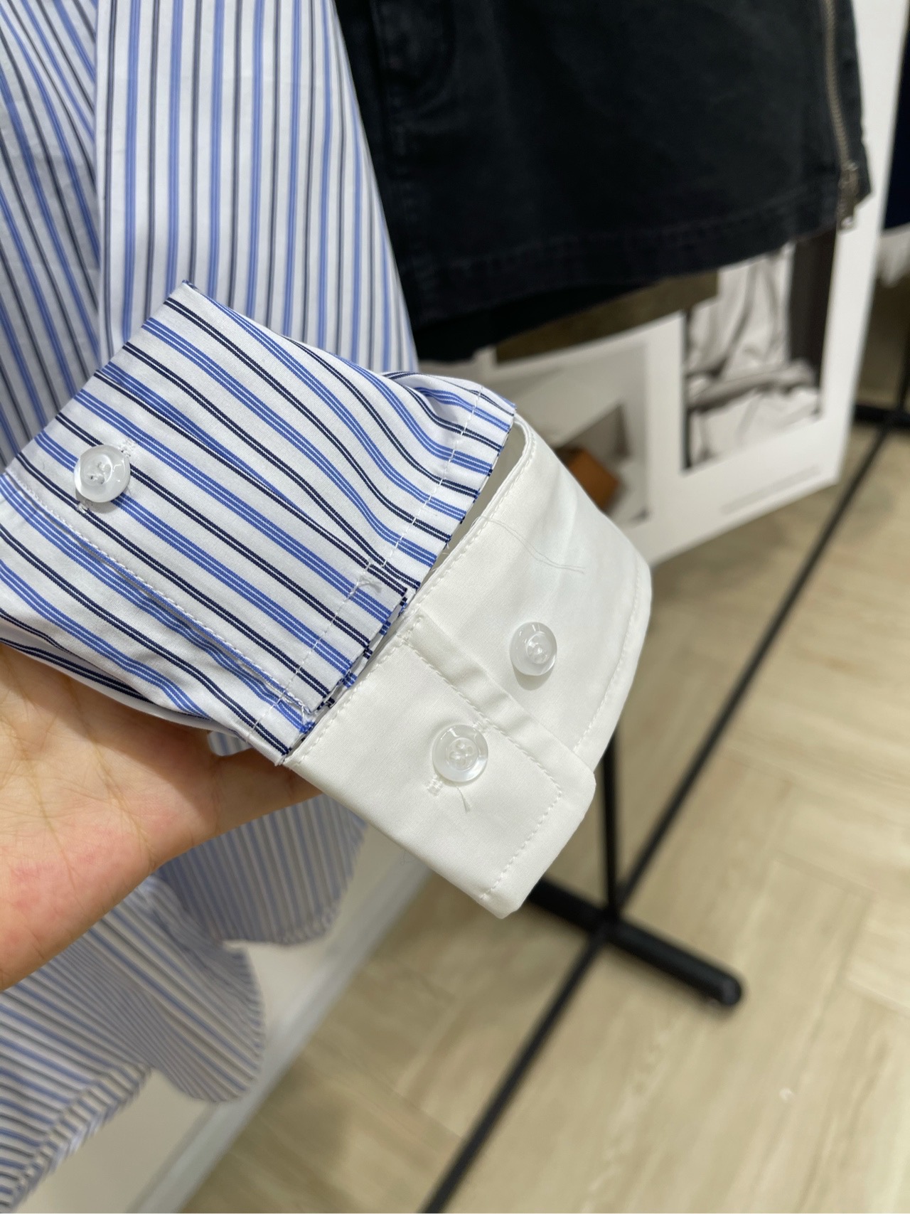 【M蓝黑竖条纹白领长袖衬衫】🔺，面料：全棉颜色：蓝黑竖条纹miu*25早秋新款✨法式优雅随性翻领白边撞色