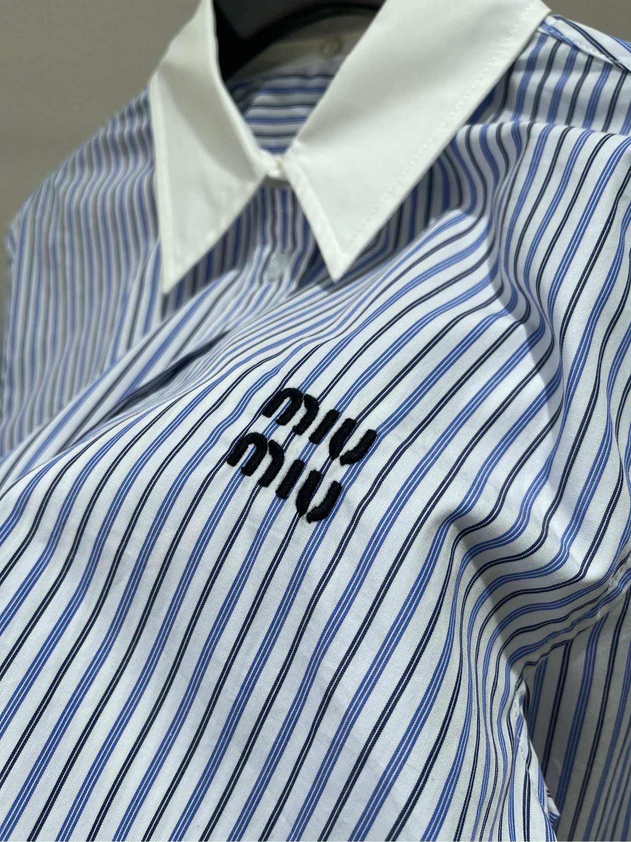 【M蓝黑竖条纹白领长袖衬衫】🔺，面料：全棉颜色：蓝黑竖条纹miu*25早秋新款✨法式优雅随性翻领白边撞色