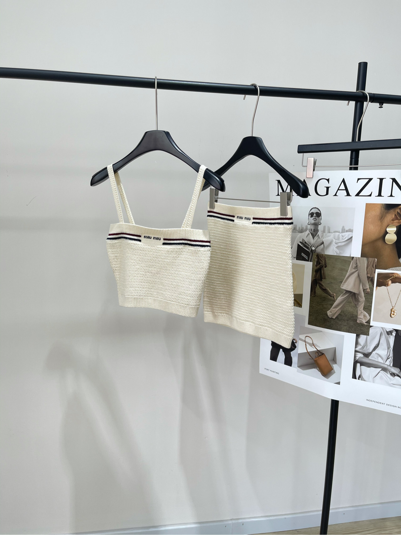 NO:439210,Slings, P skirt [M apricot red and blue woven vest + skirt], selected fabrics, Rice and apricot color *｜ Cotton knitted suspender top + skirt 25SS spring and summer new style is available!  Cotton knitted suspender top Crochet effect sweater shows a sporty and versatile attitude This cotton top features two-color stripes and texture that blends beachwear and lifestyle. Slide tiling size S bust 66, 40 M bust 70, 41 L bust 74, 42 Skirt tiling size S waist 60, hip 68, skirt length 36 M waist 64, hip 72, skirt length 37 L waist 68, hip 76, skirt length 38 Manual measurement will have 2~3cm errors within the normal range, skirt 8, skirt 819860909吊带, P半裙【M杏色红蓝边编织背心+半裙】 ,面料精选棉 颜色米杏色 *｜棉质针织吊带上衣+半裙 25SS春夏新款上新！ 棉质针织吊带上衣 钩针效果针织衫展现运动和多功能态度 这款棉质上衣以双色条纹 和融合沙滩装与生活方式的质感为特色. 吊带平铺尺码 S胸围66,衣长40 M胸围70,衣长41 L胸围74,衣长42 半裙平铺尺码 S腰围60,臀围68,裙长36 M腰围64,臀围72,裙长37 L腰围68,臀围76,裙长38 手工测量会有2~3cm误差属于正常范围,,skirts,alexander wang,Women's clothing