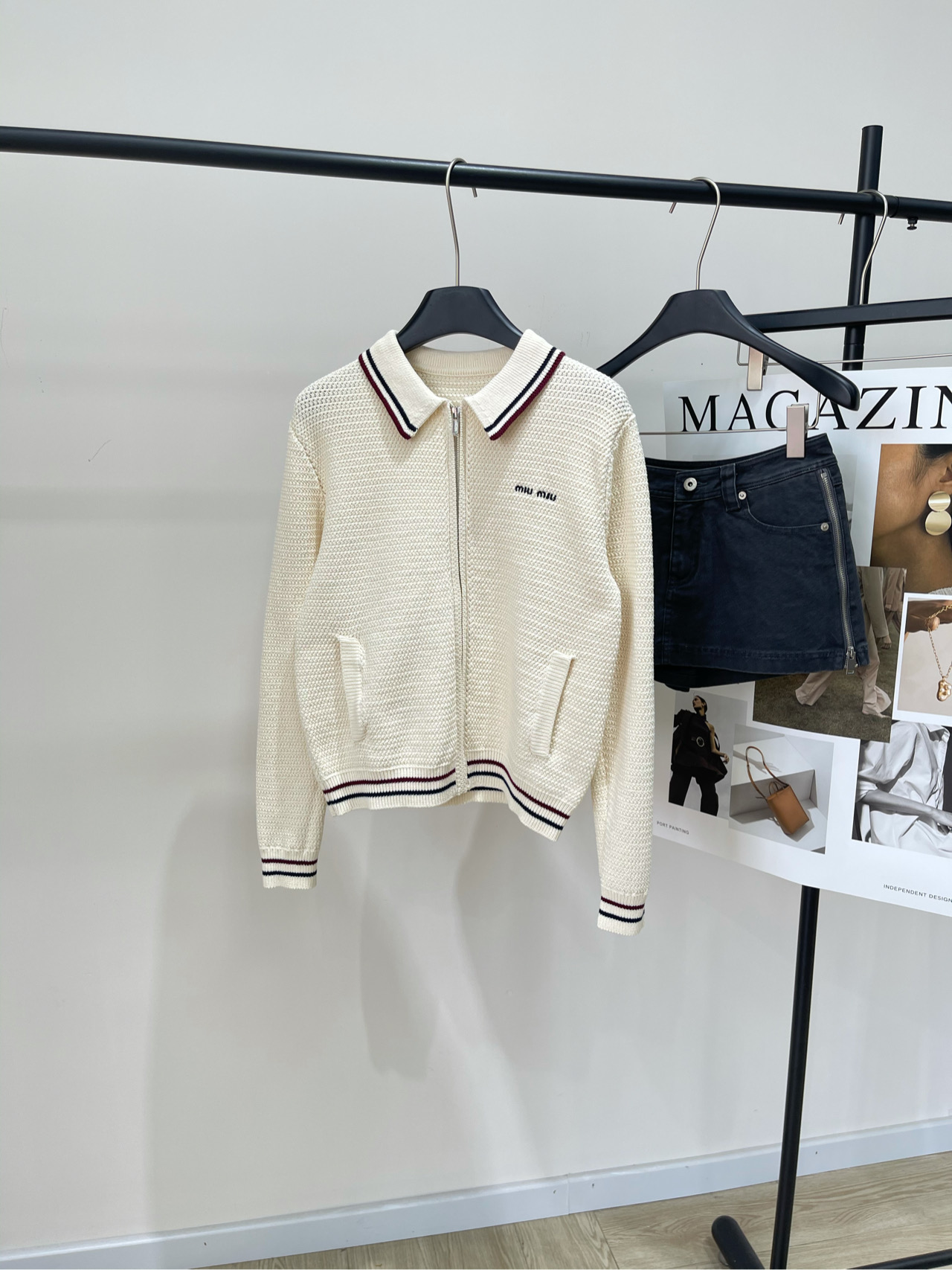 NO:439221,[M apricot red and blue zippered lapel knit jacket], fabric cotton blended color apricot color *｜ Cotton knitted zipper cardigan 25SS spring and summer new style is available!  Crochet effect knitted sweater shows a sporty and versatile attitude in this cotton cardigan. The two-color stripes and texture blend the characteristics of beachwear and lifestyle. The sleeves and tail collar contrast stripes playful design. Flat sizes S shoulder width 40, bust 90, length 53, sleeve length 60 M shoulder width 42, bust 94, length 55, sleeve length 61 L shoulder width 44, bust 98, length 57, sleeve length 62. There will be 2~3cm errors in manual measurements, belong to the normal range,, jackets & coats, alexander wang19860909【M杏色红蓝边拉链翻领针织外套】 ,面料棉混纺 颜色杏色 *｜棉针织拉链开衫 25SS春夏新款上新！钩针效果针织衫 在这款棉质开衫中展现出运动和多功能的态度 双色条纹和质地融合了沙滩装和生活方式的特征 袖子衣尾领子撞色条纹俏皮设计. 平铺尺码 S肩宽40,胸围90,衣长53,袖长60 M肩宽42,胸围94,衣长55,袖长61 L肩宽44,胸围98,衣长57,袖长62 手工测量会有2~3cm误差属于正常范围,,jackets & coats,alexander wang,Women's clothing