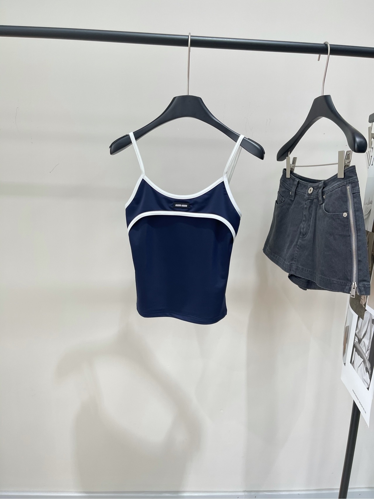 NO:439926,[M hidden blue and white edge elastic small suspender], fabric cotton + nylon blended color hidden blue *｜Slim-fit contrasting suspender vest 25SS spring and summer new model is available!  This slim contrasting suspender vest uses three-dimensional tailoring elastic fabric. The suspender contrasting waist design. Classic black and white logo letters embellish the chest. The fabric is light and breathable, and it is not stuffy in summer. You won’t go wrong when choosing it for single-layered wear. Flat size S bust 72 elasticity, 50 M bust 76 elasticity, 51 L bust 80 elasticity, 52 length, 2~3cm error in manual measurement is within the normal range, alexander wang19860909【M藏蓝白边弹力小吊带】 ,面料棉+锦纶混纺 颜色藏蓝 *｜修身撞色吊带背心 25SS春夏新款上新！ 这款修身撞色吊带背心采用立体剪裁弹力面料 吊带撞色收腰设计 经典黑白徽标字母点缀胸前 面料轻薄透气,夏天穿不闷热 单穿叠穿选它不会出错. 平铺尺码 S胸围72弹力,衣长50 M胸围76弹力,衣长51 L胸围80弹力,衣长52 手工测量会有2~3cm误差属于正常范围,,alexander wang,Women's clothing