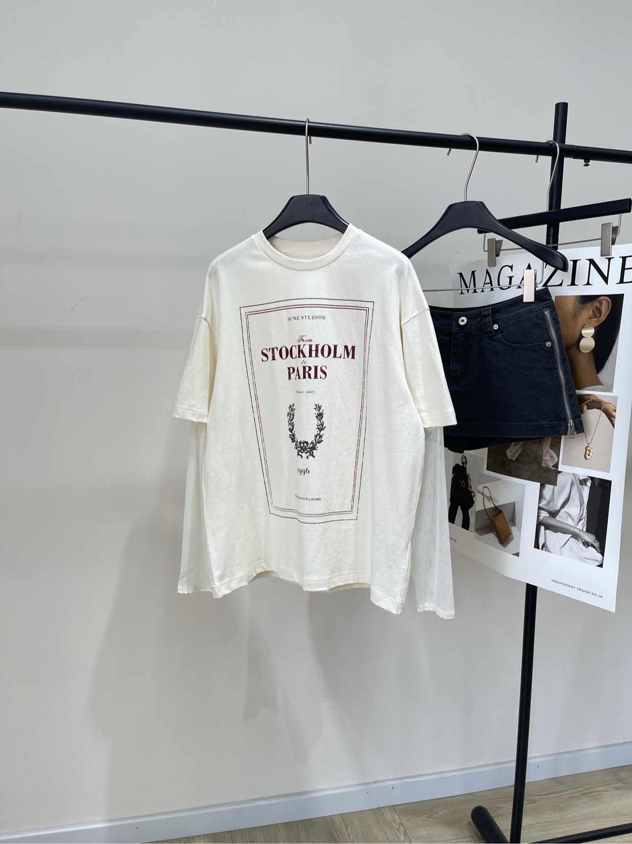 NO:439942,[AC rice and apricot color used old letters fake two-piece long-sleeved T], fabric is cotton, color rice and apricot color *｜Co-branded mesh fake two-piece long-sleeved T-shirt 25SS early autumn new model is available!  This T-shirt is made of cotton jersey fabric. The retro effect is real and natural. It uses mesh long sleeve inner layer with lace details. The front is decorated with seasonal patterns. It uses an old neckline, cuffs and hem. It has a casual style. The clothes are longer than the hips. Flat size. XS shoulder width 55, bust 114, 67, sleeve length 57 S shoulder width 56, bust 118, 68, sleeve length 58 M shoulder width 57, bust 122, 69, sleeve length 59. There will be 2~3cm errors in manual measurements. It is within the normal range., tees, t-shirt, alexander wang19860909【AC米杏色做旧字母假两件长袖T】 ,面料全棉 颜色米杏色 *｜联名款网纱假两件长袖T恤 25SS早秋新款上新！ 此款 T 恤采用棉质平纹针织面料制成 复古效果真实自然 采用网状长袖内层,饰有蕾丝细节 正面饰有当季图案 采用做旧领口、袖口和下摆设计 休闲版型,衣长过臀 平铺尺码 XS肩宽55,胸围114,衣长67,袖长57 S肩宽56,胸围118,衣长68,袖长58 M肩宽57,胸围122,衣长69,袖长59 手工测量会有2~3cm误差属于正常范围,,tees，t-shirt,alexander wang,Women's clothing