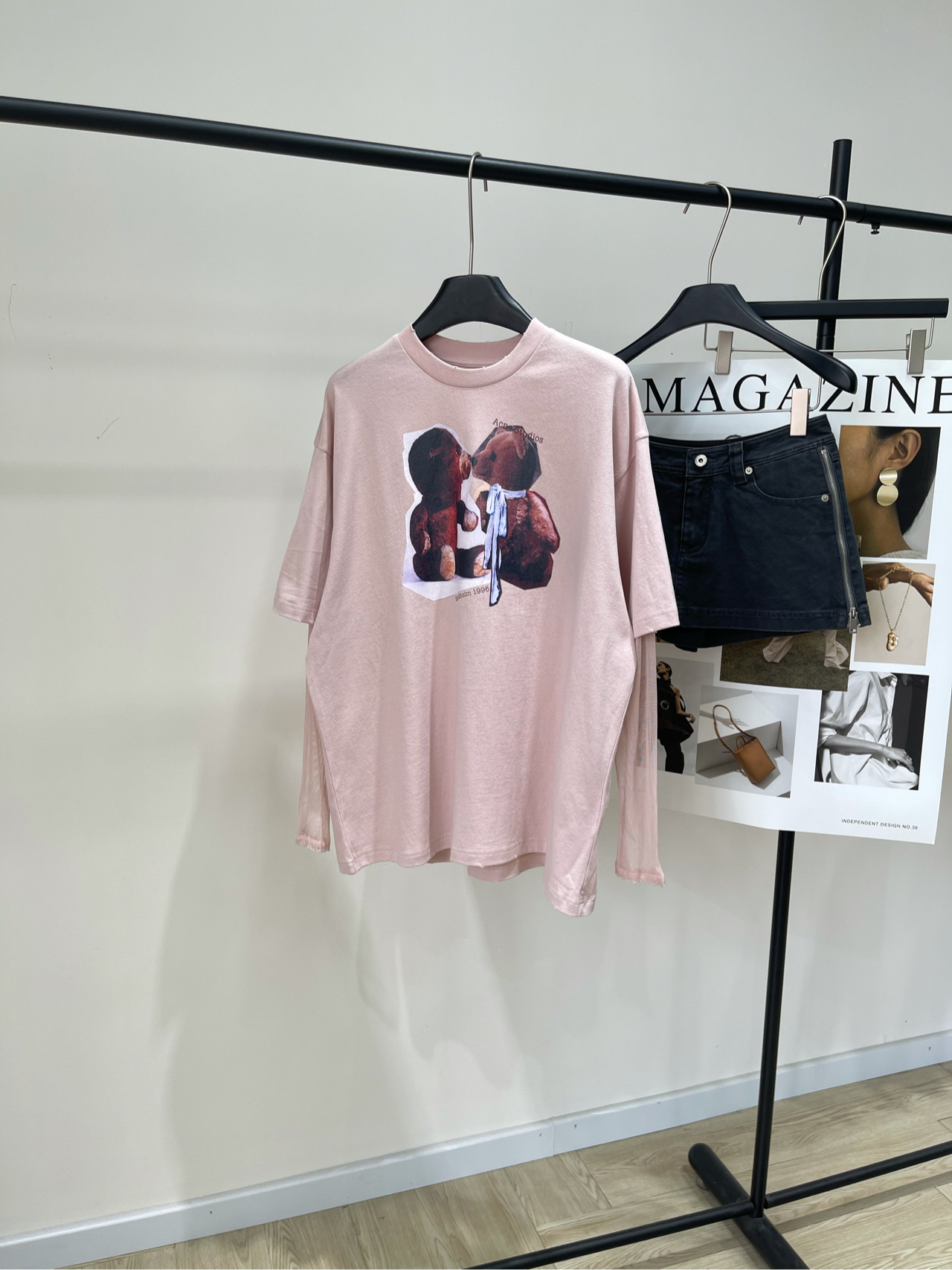 NO:439957,[AC pink cartoon bear fake two-piece long-sleeved T], fabric is cotton, color pink *｜Mesh fake two-piece long-sleeved T-shirt 25SS early autumn new model is available!  This T-shirt is made of cotton jersey fabric. The retro effect is real and natural. It uses mesh long sleeve inner layer with lace details. The front is decorated with seasonal patterns. It uses an old neckline, cuffs and hem. It is casual style, the clothes are longer than the hips. Flat size XS shoulder width 55, bust 114, length 67, sleeve length 57 S shoulder width 56, bust 118, length 68, sleeve length 58 M shoulder width 57, bust 122, length 69, sleeve length 59. There will be 2~3cm errors in manual measurements.,tees, t-shirt,alexander wang19860909【AC粉色卡通小熊假两件长袖T】 ,面料全棉 颜色粉色 *｜网纱假两件长袖T恤 25SS早秋新款上新！ 此款 T 恤采用棉质平纹针织面料制成 复古效果真实自然 采用网状长袖内层 饰有蕾丝细节.正面饰有当季图案 采用做旧领口、袖口和下摆设计 休闲版型,衣长过臀 平铺尺码 XS肩宽55,胸围114,衣长67,袖长57 S肩宽56,胸围118,衣长68,袖长58 M肩宽57,胸围122,衣长69,袖长59 手工测量会有2~3cm误差属于正常范围,,tees，t-shirt,alexander wang,Women's clothing