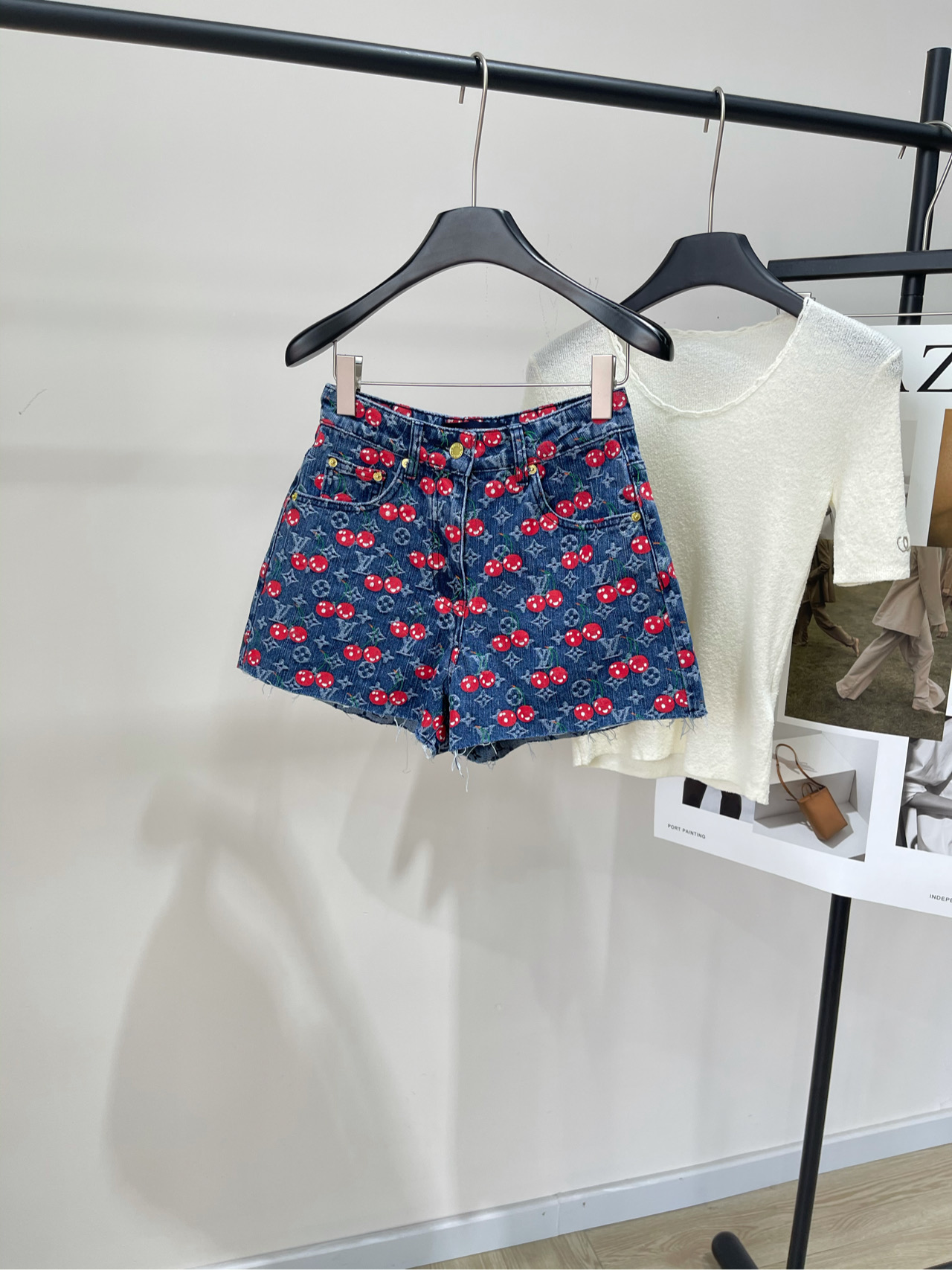 NO:439971,【lv dark blue presbyopia cherry jean shorts】, fabric denim cotton, dark blue, Louis 25 new heavy industry fermented decorating custom style, presbyopia letter cherry printed pattern shorts shipped, versatile style, comfortable and easy to wear slim style, customized work style, loose and inclusive, medium and high waist, waist style has been repeatedly adjusted, close fat and comfortable to wear without slim, super recognition, customized denim letter metal buckle, zipper head electroplating and restore high quality, flat size, S waist circumference 66, hip circumference 98, trouser length 36 M waist circumference 70, hip circumference 102, trouser length 37 L waist circumference 74, hip circumference 106, trouser length 38 Manual measurement will have 2~3cm errors within the normal range,, louis vuitton, louis vuitton, shorts, alexander wang19860909【lv深蓝老花樱桃牛仔短裤】 ,面料牛仔棉 颜色深蓝 Loui25新款重工酵洗牛仔定制款 老花字母樱桃印花图案短裤出货 版型百搭舒适好穿修身款式 定制工装风 裤身宽松包容性很强 中高腰,腰部版型经过反复调整 收拢赘肉舒适好穿不勒腹,超强辨识度 定制牛仔字母金属扣 拉链头电镀还原高品质 平铺尺码 S腰围66,臀围98,裤长36 M腰围70,臀围102,裤长37 L腰围74,臀围106,裤长38 手工测量会有2~3cm误差属于正常范围,,louis vuitton,louis vuitton,shorts,alexander wang,Women's clothing