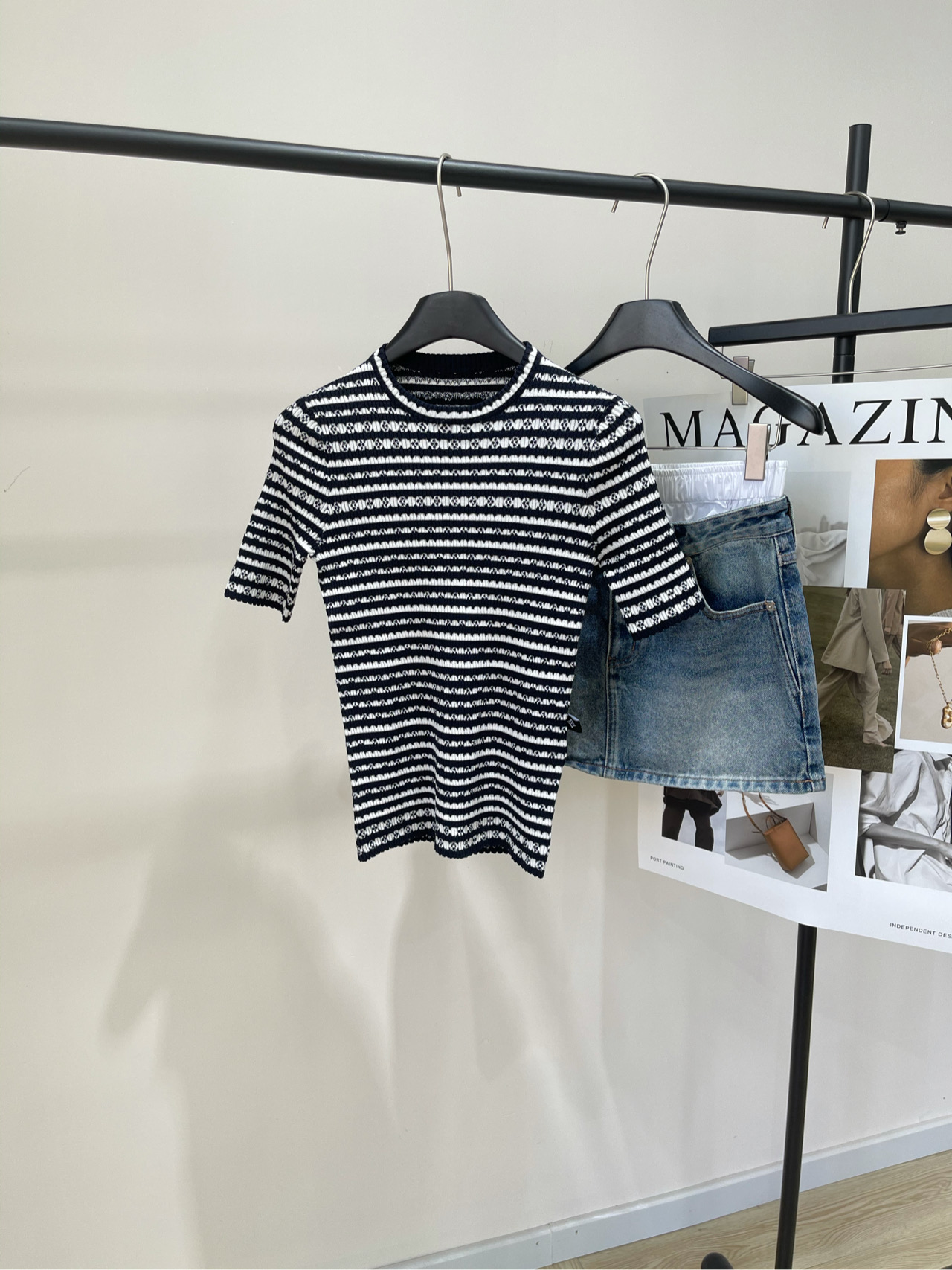 NO:440916,[lv black and white striped four-leaf clover knitted short sleeves], fabric wool + nylon blend color black and white stripes Original custom Louis25 series new style Contrast color round neck jacquard striped knitted top shipped This top is knitted with elastic wool blend to create a slim short silhouette Integrates Monogram floral pattern for exquisite fan stripes, contrasting with the fan lines of the cuffs and hem, injecting vitality on the side labels. Flat size S shoulder width 33, bust 70 elasticity, 56 length, sleeve length 24 M shoulder width 34, bust 74 elasticity, 57 length, sleeve length 25 L shoulder width 35, bust 78 elasticity, 58 length 26 Sleeve length 26 Manual measurement will have 2~3cm errors within the normal range,,louis vuitton,louis vuitton,louis  vuitton, T-shirt,alexander wang19860909【lv黑白条纹四叶草针织短袖】 ,面料羊毛+锦纶混纺 颜色黑白条纹 原版定制Louis25系列新款 撞色圆领提花条纹针织上衣出货 本款上衣以弹力绵羊毛混纺针织 塑造修身短款廓形 为精巧扇形条纹融入Monogram花卉图案 与袖口和下摆的扇形线条互为映衬 侧面标签点缀注入活力 平铺尺码 S肩宽33,胸围70弹力,衣长56,袖长24 M肩宽34,胸围74弹力,衣长57,袖长25 L肩宽35,胸围78弹力,衣长58,袖长26 手工测量会有2~3cm误差属于正常范围,,louis vuitton,louis vuitton,T-shirt,alexander wang,Women's clothing