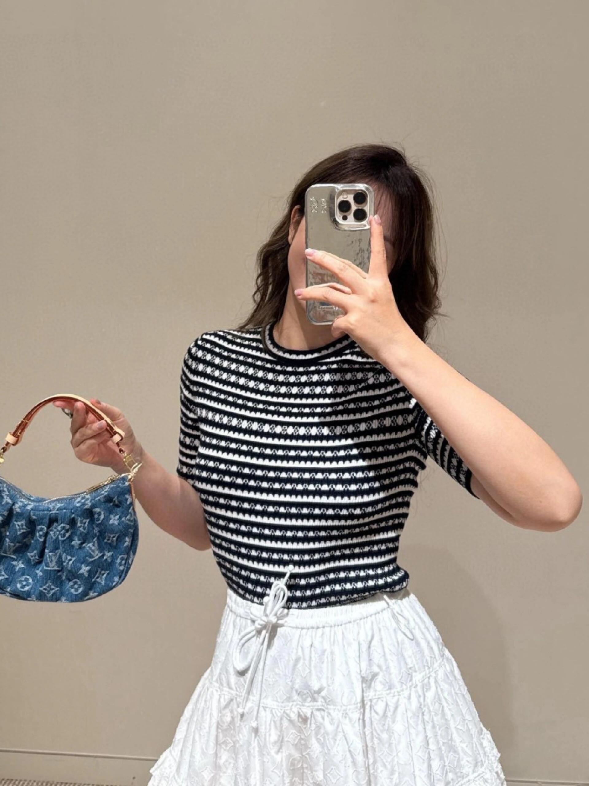 NO:440922,Imported looms create black and white contrasting fan-shaped striped weaving surface, four-leaf clover jacquard, fine craftsmanship, labels highlight recognition, slim fit style, fashionable and exquisite, and can be worn easily, alexander wang19860909进口织机打造黑白对比色扇形条纹织面,四叶草提花,工艺精细,标签凸显辨识度,修身版型洋气精致,随便穿就巨高级,,alexander wang,Women's clothing