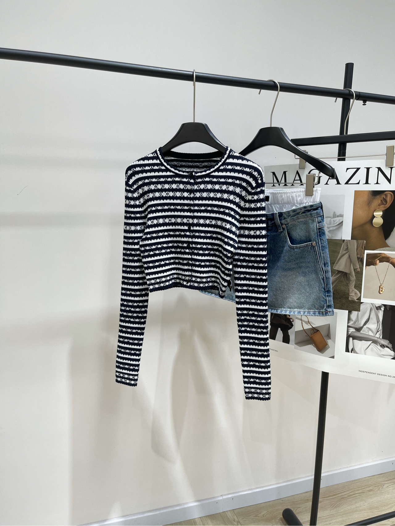 NO:440874,[lv black and white striped four-leaf clover short cardigan], fabric wool + nylon, color black and white stripes, original custom Louis25 series new style, contrasting color round neck jacquard fan-shaped striped cardigan This button cardigan is made of elastic wool blended to create a slim short silhouette, blended into Monogram floral pattern, contrasting with the fan lines of the cuffs and hem, and injecting vitality on the side labels. Flat size S shoulder width 36, bust 74 elastic, garment length 39, sleeve length 63 M shoulder width 37, bust 78 elastic, garment length 41, sleeve length 64 L shoulder width 38, bust 82 elastic, garment length 43, sleeve length 65 Manual measurement will have 2~3cm errors within the normal range,,louis vuitton,louis vuitton,alexander wang19860909【lv黑白条纹四叶草短开衫】 ,面料羊毛+锦纶 颜色黑白条纹 原版定制Louis25系列新款 撞色圆领提花扇形条纹开衫 本款纽扣开衫以弹力绵羊毛混纺针织 塑造修身短款廓形为精巧扇形条纹融入Monogram花卉图案 与袖口和下摆的扇形线条互为映衬 侧面标签点缀注入活力 平铺尺码 S肩宽36,胸围74弹力,衣长39,袖长63 M肩宽37,胸围78弹力,衣长41,袖长64 L肩宽38,胸围82弹力,衣长43,袖长65 手工测量会有2~3cm误差属于正常范围,,louis vuitton,louis vuitton,alexander wang,Women's clothing