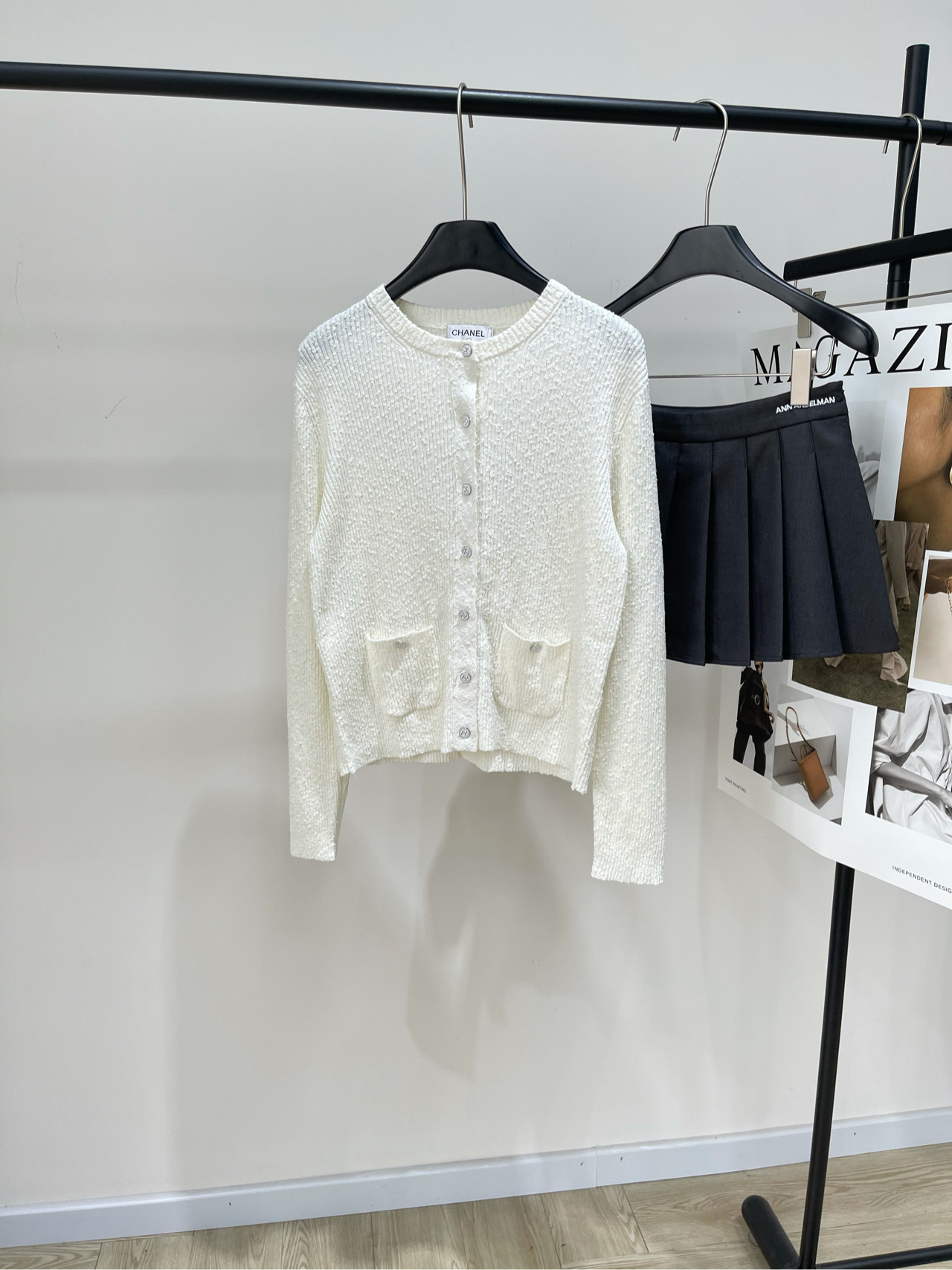 NO:440886,【Double C white snowflake round neck knitted cardigan】, fabric Tianshi cotton blend, color white Chan25 spring and summer limited custom jacquard technology, round neck metal buckle knitted round neck cardigan shipment, essential knitted jacket, knitted items with lazy and old money, revealing the full range of cork design is very fashionable and lazy. The top is a slightly slim-fitting normal length style. The design is relatively rare. Girls are very age-reducing. Lazy and high-end and not old-fashioned. Flat size S shoulder width 37, bust 90 elastic, 50 length, sleeve length 58 M shoulder width 38, bust 94 elastic, 52 length, sleeve length 59 L shoulder width 39, bust 98 elastic, 53 length 60. Manual measurement will have 2~3cm errors within the normal range, chanel, jackets & coats, alexander wang19860909【双C白色雪花圆领针织开衫】 ,面料天丝棉混纺 颜色白色 Chan25春夏限定定制提花工艺 圆领金属扣针织圆领开衫出货 必不可少的针织外套 自带慵懒老钱的针织单品 露出满幅的绞花设计很时髦慵懒的感觉 上衣是微修身的正常长度版型 设计属于比较少见 少女减龄十足 慵懒高级又不会老气 平铺尺码 S肩宽37,胸围90弹力,衣长50,袖长58 M肩宽38,胸围94弹力,衣长52,袖长59 L肩宽39,胸围98弹力,衣长53,袖长60 手工测量会有2~3cm误差属于正常范围,,chanel,jackets & coats,alexander wang,Women's clothing