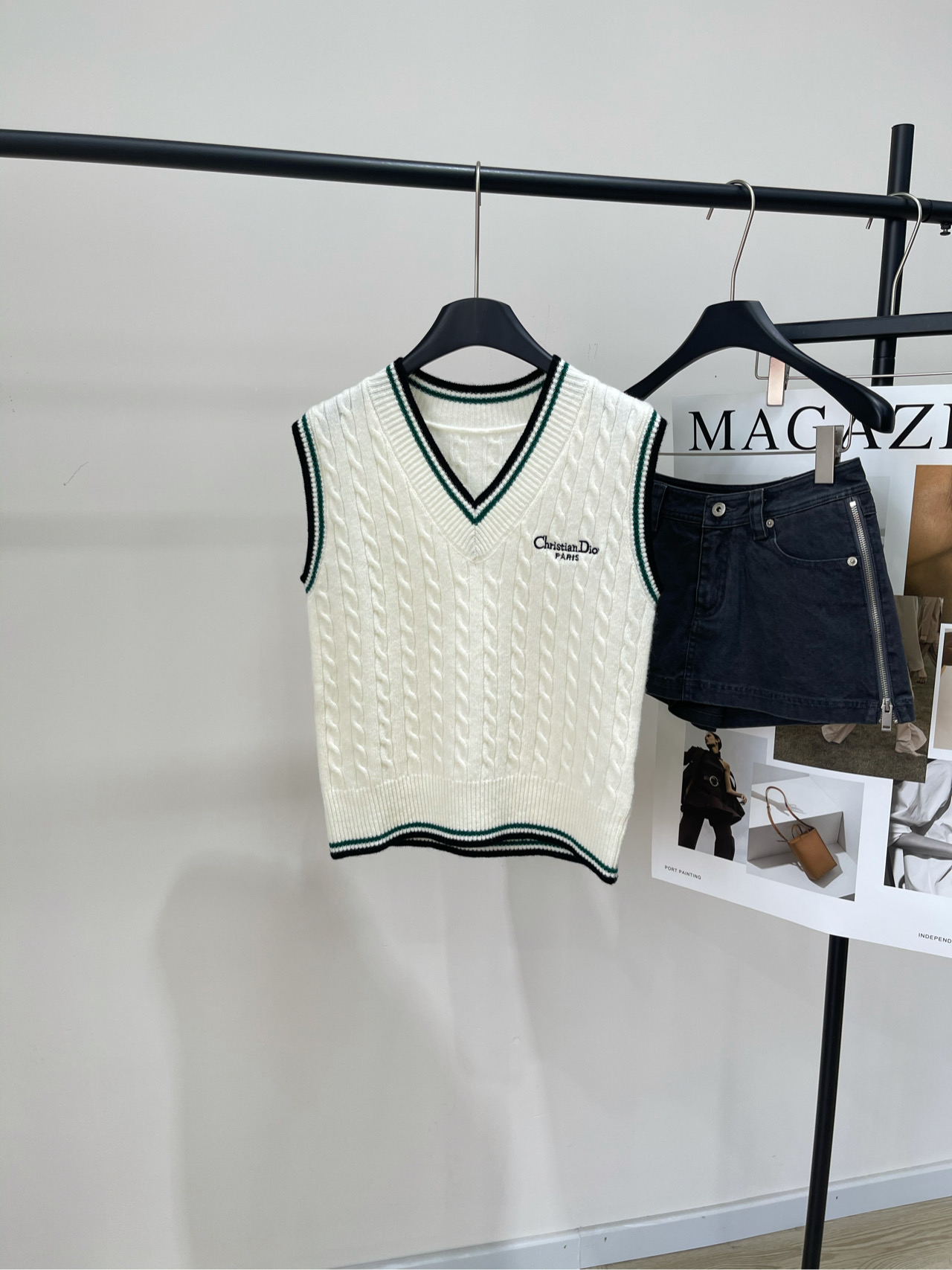 NO:440895,[D milky white green edge twisted vest], fabric wool cashmere blended color milky white Dio25 early autumn new style, twisted contrast collar V-neck pullover knitted embroidered lettered vest top shipped ready-made clothes fashionable and fashionable regular V-neck cuts, not picky about figure, in line with public outfits, twisted texture, upper body to control trendy style in minutes, inner wear is also very good, rare elemental items, flat size S shoulder width 40, bust 82 elastic, garment length 52 M shoulder width 41, bust 86 elastic, garment length 53 L shoulder width 42, bust 90 elastic, garment length 54 manual measurement will have 2~3cm errors within the normal range, dior, alexander wang19860909【D奶白色绿边麻花针织马甲】 ,面料羊毛羊绒混纺 颜色奶白色 Dio25早秋新款 麻花撞色领口V领套头针织 刺绣字母马甲上衣出货 成衣时髦洋气 常规V领剪裁 不挑身材 符合大众穿搭 麻花肌理呈现 上身分分钟驾驭出潮流风格 内搭也很不错 少有的元素单品 平铺尺码 S肩宽40,胸围82弹力,衣长52 M肩宽41,胸围86弹力,衣长53 L肩宽42,胸围90弹力,衣长54 手工测量会有2~3cm误差属于正常范围,,dior,alexander wang,Women's clothing