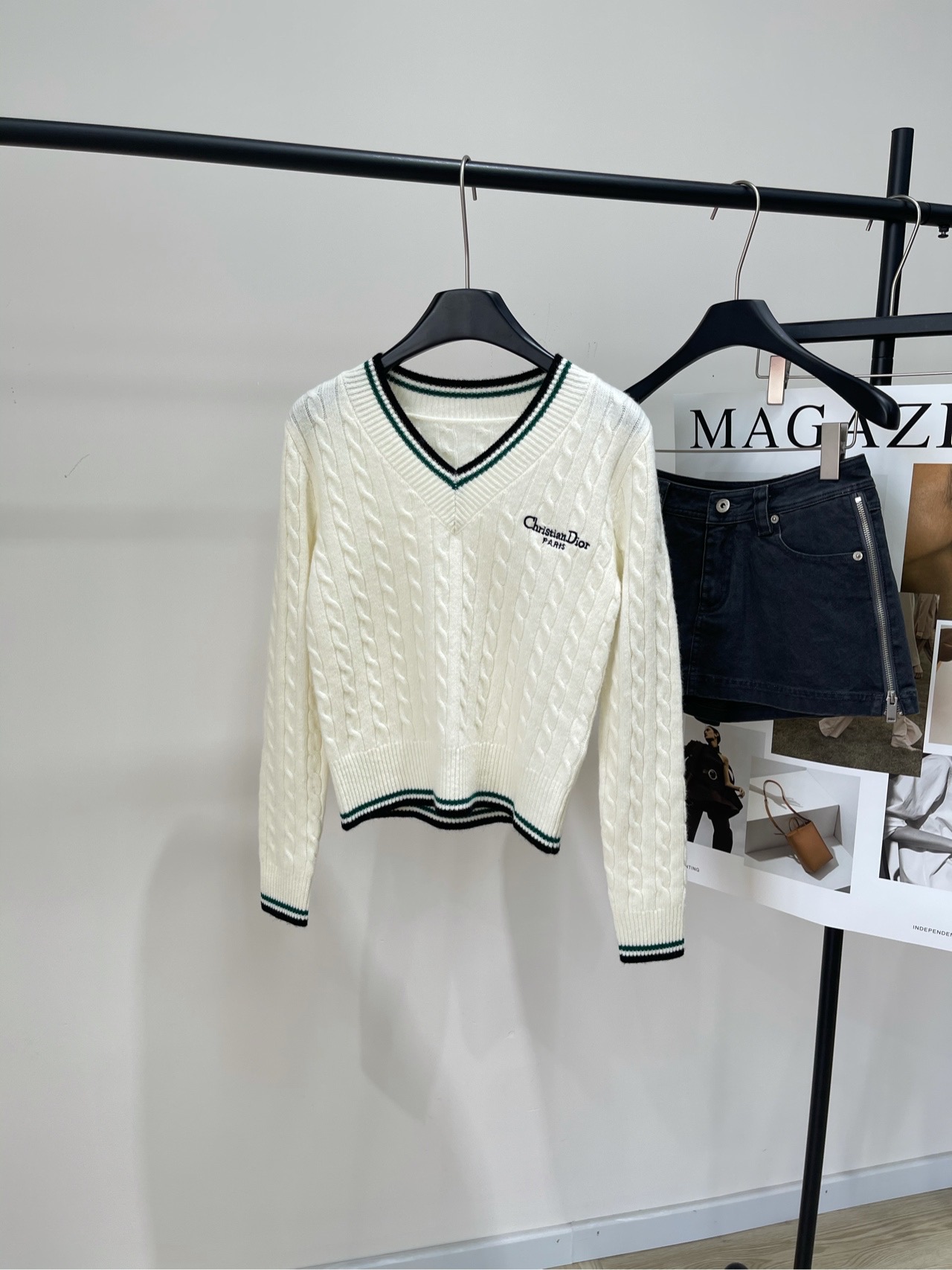 NO:440906,[D milk white green edge long-sleeved V-neck sweater], fabric wool + cashmere blend, color milky white Dio25 early autumn new style, twist contrast collar V-neck pullover knitted, embroidered letter long-sleeved top shipped, ready-to-wear fashionable, regular V-neck tailoring, not picky figure, suitable for public outfit, twist texture presentation, upper body to control trendy style in minutes, inner wear is also very good, rare element items recommended, flat size S shoulder width 36, bust 84, 51, sleeve length 60 M shoulder width 37, bust 88, 54, sleeve length 61 L shoulder width 38, bust 92, 57, sleeve length 62, manual measurement will have 2~3cm errors within the normal range,,dior, sweaters, alexander wang19860909【D奶白色绿边长袖V领毛衣】 ,面料羊毛+羊绒混纺 颜色奶白色 Dio25早秋新款 麻花撞色领口V领套头针织 刺绣字母长袖上衣出货 成衣时髦洋气 常规V领剪裁 不挑身材 符合大众穿搭 麻花肌理呈现 上身分分钟驾驭出潮流风格 内搭也很不错 少有的元素单品 推荐入 平铺尺码 S肩宽36,胸围84,衣长51,袖长60 M肩宽37,胸围88,衣长54,袖长61 L肩宽38,胸围92,衣长57,袖长62 手工测量会有2~3cm误差属于正常范围,,dior,sweaters,alexander wang,Women's clothing