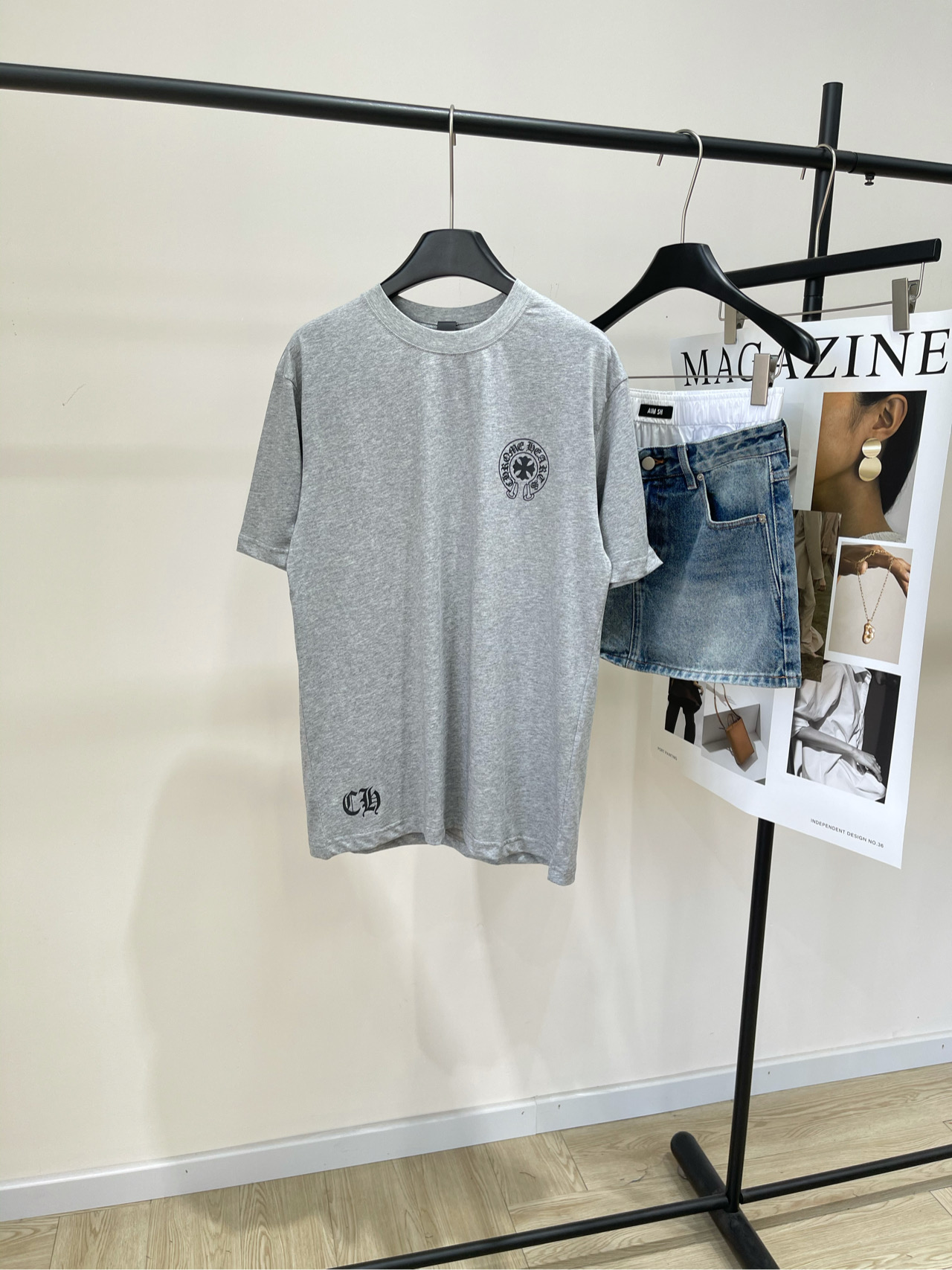 NO:440919,[Croxin light gray Sanskrit short-sleeved T], fabric is all cotton, color is light gray, Croxin gray printed short-sleeved gray, gray is as classic and versatile as black and white!  The printed pattern is also very distinctive~ Loose version of the same style as men and women. Classic printing, essential for summer. Flat size S shoulder width 47, bust 106, 69, sleeve length 24 M shoulder width 48, bust 110, 70, sleeve length 25 L shoulder width 49, bust 114, 71, sleeve length 26. There will be 2~3cm errors in manual measurements, which are within the normal range, chrome hearts, T-shirt, alexander wang19860909【克罗心浅灰色梵文短袖T】 ,面料全棉 颜色浅灰色 克罗心灰色印花短袖 灰色就跟黑白一样经典百搭！ 印花图案也很有克罗心的特色～ 宽松版男女同款 经典印花,夏季必备 平铺尺码 S肩宽47,胸围106,衣长69,袖长24 M肩宽48,胸围110,衣长70,袖长25 L肩宽49,胸围114,衣长71,袖长26 手工测量会有2~3cm误差属于正常范围,,chrome hearts,T-shirt,alexander wang,Women's clothing