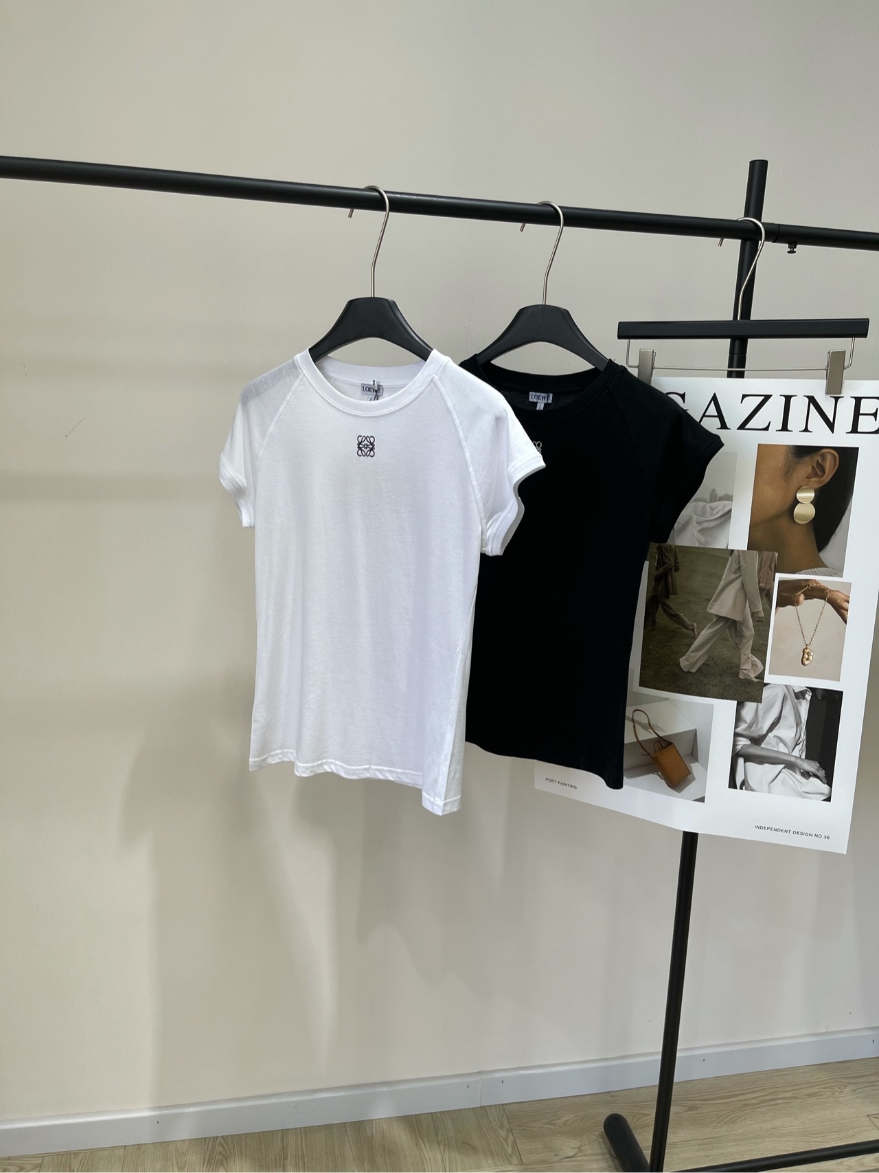 NO:440925,【loe black and white collar corrugated short sleeve T】, fabric cotton + viscose fiber color white and black LOEW25 new heavy industry round neck embroidered letter pattern short T-shirt design slim and slim and temperament Selected silky knitted cotton fabric skin-friendly and breathable imported fabrics are all customized Simple and versatile and girly design New version of raboss sleeves, classic embroidery Recommended Flat size S raboss sleeves, bust 76 stretch, 55 length, rotator sleeve length 18 M raboss sleeves, bust 80 stretch, 56 length, rotator sleeve length 19 L raboss sleeves, bust 84 stretch, 57 length, rotator sleeve length 20 Manual measurement will have 2~3cm errors within the normal range, loewe, T-shirt,tees, t-shirt,alexander wang19860909【loe黑白领口绞花刺绣短袖T】 ,面料棉+粘纤 颜色白色、黑色 LOEW25新款重工圆领刺绣字母图案短款T恤 设计修身显瘦有气质 精选丝滑针织棉面料亲肤透气 进口面料全部定制 简约百搭很少女心的设计 新版插肩袖,经典刺绣 推荐 平铺尺码 S插肩袖,胸围76弹力,衣长55,肩袖长18 M插肩袖,胸围80弹力,衣长56,肩袖长19 L插肩袖,胸围84弹力,衣长57,肩袖长20 手工测量会有2~3cm误差属于正常范围,,loewe,T-shirt,tees，t-shirt,alexander wang,Women's clothing