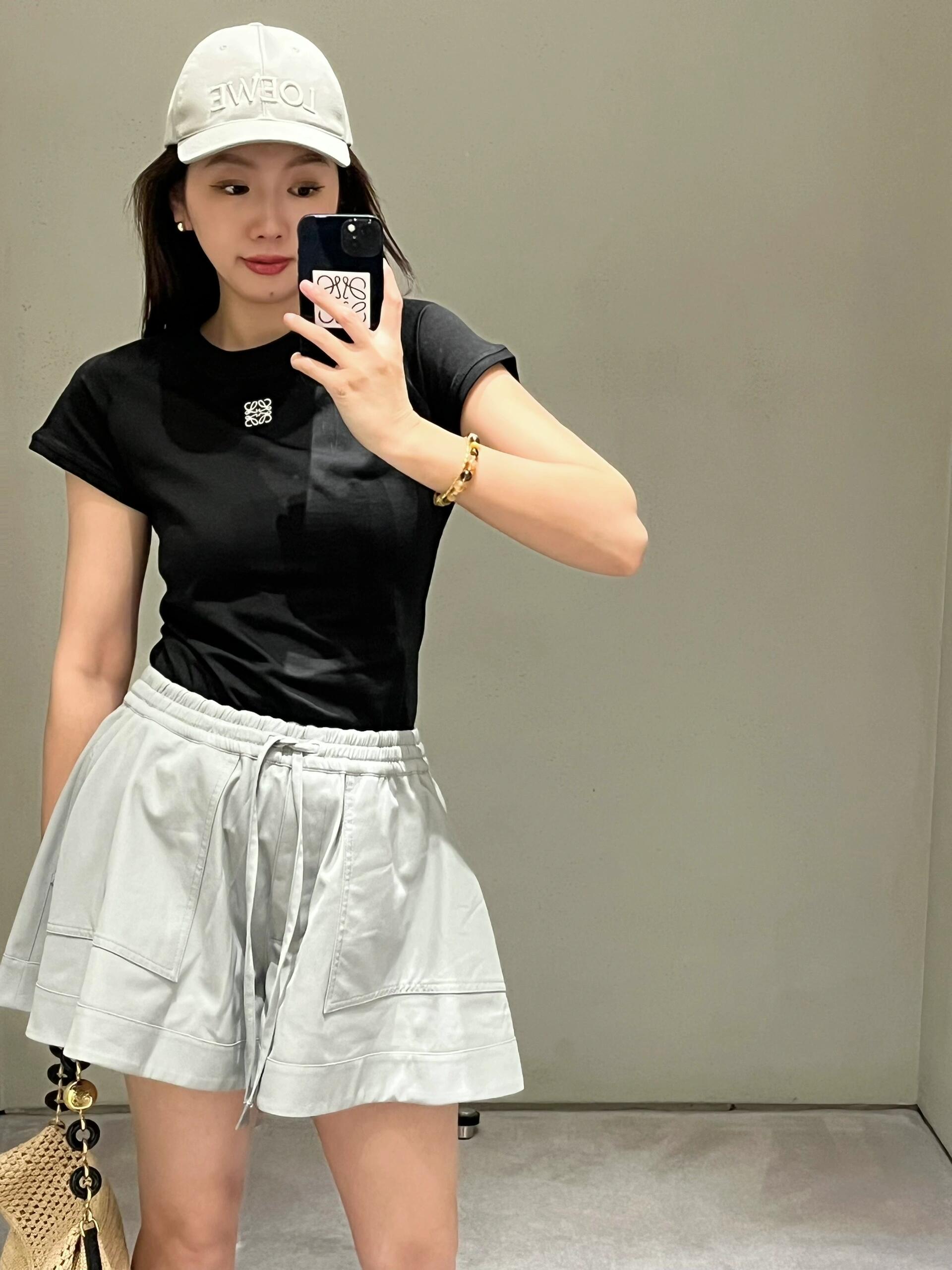 NO:845965,What moves me the most is the small flying sleeve T-shirt. When you put it on, you immediately have right-angled shoulders. Who can not love it? Tees, t-shirt,19860909最让我心动的是那件小飞袖T恤,穿上立马拥有直角肩,谁能不爱呢,,tees，t-shirt,,Women's clothing