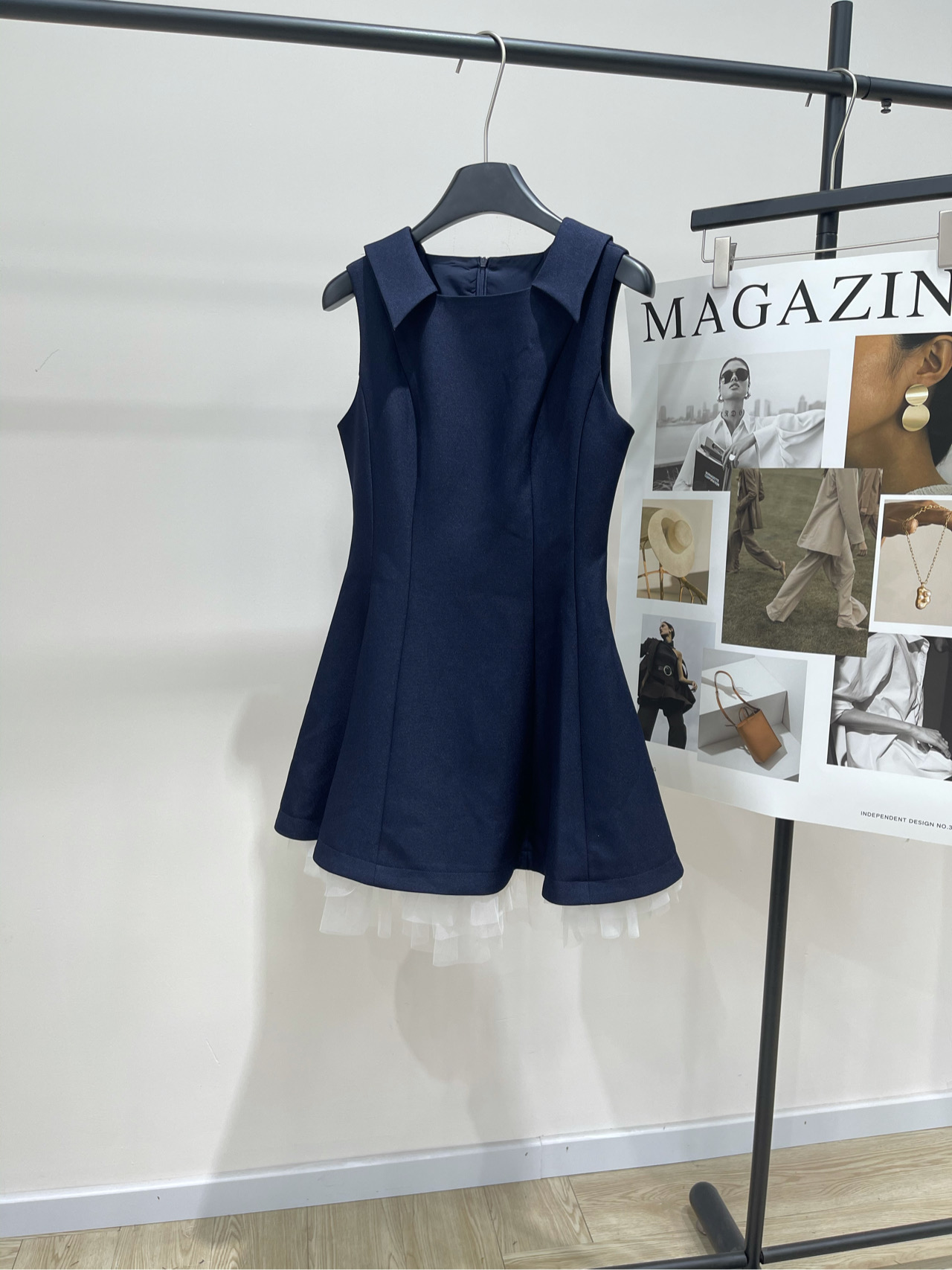 NO:440940,【sst hidden blue lapel spliced ​​mesh sleeveless skirt】, fabric polyester fiber + mesh color hidden blue SHUSHUTONG2025 spring new style, fashionable and elegant temperament trendy boutique lapel sleeveless dress Summer sweet and cool girl wears lapel dress Sweet girl next door, showing the sweet and romance of the girl This dress has a very outstanding waist design. It can naturally tighten the waist and highlight the beauty of women's curves. The A-line skirt hem helps balance the proportions of the upper and lower body, making the overall look more harmonious. Whether it is worn alone or with simple accessories, it can easily create a sweet and gentle style. Flat size S shoulder width 34, bust 82, waist 70, skirt length 80 M shoulder width 35, bust 86, waist 74, skirt length 81 L shoulder width 36, bust 90, waist 78, skirt length 82  Manual measurement will have 2~3cm errors within the normal range, skirts, alexander wang19860909【sst藏蓝翻领拼接网纱无袖裙】 ,面料聚酯纤维+网纱 颜色藏蓝 SHUSHUTONG2025春装新款 时尚优雅气质潮流精品翻领无袖连衣裙 夏日甜酷女孩穿搭翻领连衣裙 甜甜的邻家少女,展现出女孩的甜蜜浪漫 这款连衣裙的收腰设计非常出色 能够自然地收紧腰部,突出女性的曲线美 A字裙摆则有助于平衡上下身比例 使得整体造型更加和谐 无论是单穿还是搭配简单的配饰 都能轻松打造出甜美温柔的风格 平铺尺码 S肩宽34,胸围82,腰围70,裙长80 M肩宽35,胸围86,腰围74,裙长81 L肩宽36,胸围90,腰围78,裙长82 手工测量会有2~3cm误差属于正常范围,,skirts,alexander wang,Women's clothing