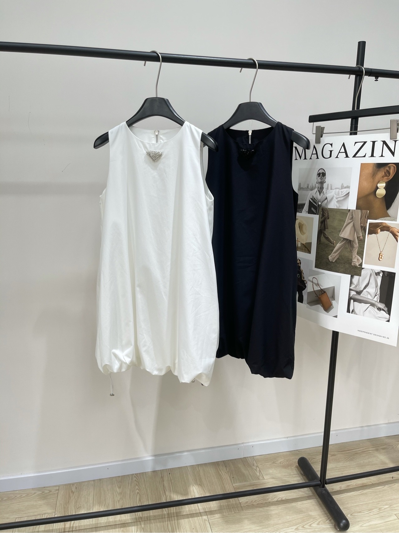 NO:440959,[Spike diamond triangle flower bud A-line vest skirt], fabric polyester + viscose fiber color white and black 25SS spring and summer latest flower bud sleeveless dress No one can refuse Summer dress Ultra-light fabric Welcoming the hot summer Triangle rhinestone buckle on the chest Special exquisite three-dimensional Hem bud design with adjustment buckle Overall clean and neat Very age-reducing French with a little casual feeling Super love ~~ Back zipper adjustment Flat size S shoulder width 29, bust 96, skirt length 81 M shoulder width 30, bust 100, skirt length 82 L shoulder width 31, bust 104, skirt length 83 Manual measurement will have 2~3cm errors within the normal range, skirt, skirt, skirt19860909【钉钻三角标花苞A字背心裙】 ,面料涤纶+粘胶纤维 颜色白色、黑色 25SS春夏最新款花苞无袖连衣裙 没有人能拒绝的夏天连衣裙 超轻薄的面料 迎接炎炎夏日 胸前三角水钻扣 特别精致立体 下摆花苞型设计 带调节扣 整体干净利落 非常减龄 法式带点休闲感 超爱 ～～ 后背拉链调节 平铺尺码 S肩宽29,胸围96,裙长81 M肩宽30,胸围100,裙长82 L肩宽31,胸围104,裙长83 手工测量会有2~3cm误差属于正常范围,,skirts,alexander wang,Women's clothing