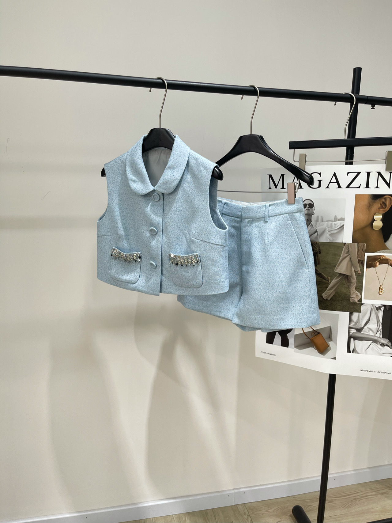 NO:440979,[JY light blue nailed diamond vest + shorts set] One set, sold without opening!  Fabric cotton wool blended color light blue Jor*a 25Ss spring and summer limited new style sky blue wool blended tweed jacket shorts set This jacket highlights elegance and modern style carefully crafted with wool blended tweed pattern, short regular silhouette decorated with patch pockets and contrasting hand-made beaded pockets sewn with matching mini skirts for exquisite shape Front button closure Celebrities same outfit Vest tiled size S shoulder width 37, bust 92, cloth 39 M shoulder width 38, bust 96, cloth 40 L shoulder width 39, bust 100, cloth 41 Short tiled size S waist 68, hip 96, cloth 40 M waist 72, hip 100, cloth 41  L waist circumference 76, hip circumference 104, pants length 42. Manual measurement will have 2~3cm errors within the normal range, skirts, shorts, jackets & coats, alexander wang19860909【JY浅蓝色钉钻马甲+短裤套装】 一套,不拆开出售！ 面料棉羊毛混纺 颜色浅蓝色 Jor*a 25Ss春夏限定新款 天蓝色 羊毛混纺粗花呢外套短裤套装 这款外套彰显优雅气质与摩登风范 采用羊毛混纺粗花呢精心制作 饰以天蓝色提花图案,短款常规廓形 饰有贴袋和对比鲜明的手工钉珠口袋缝制 可与配套的迷你裙搭配,打造精致造型 正面纽扣开合 明星同款穿搭 马甲平铺尺码 S肩宽37,胸围92,衣长39 M肩宽38,胸围96,衣长40 L肩宽39,胸围100,衣长41 短裤平铺尺码 S腰围68,臀围96,裤长40 M腰围72,臀围100,裤长41 L腰围76,臀围104,裤长42 手工测量会有2~3cm误差属于正常范围,,skirts,shorts,jackets & coats,alexander wang,Women's clothing