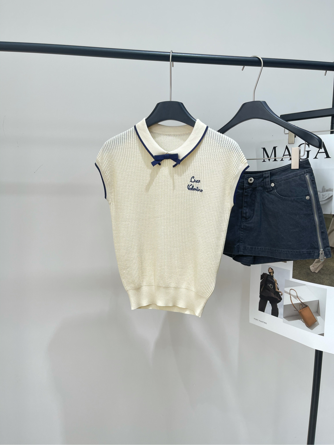 NO:443100,[VT beige bow-shaped knitted top], fabric tensile cotton, color beige Valenti*o 25FW early autumn new beige knitted Polo shirt丨yb development!  High-end production!  The small lapel design is matched with exquisite bows, full of details, and the words 'Chez Valenti*o' on the chest show a unique style. The jacquard design is elegant and girlish, and the sweet atmosphere is not picky about people. The upper body looks huge and slim!  I don’t want to be beautiful in my upper body!  Flat size S shoulder width 48, bust 84 elastic, garment length 55 M shoulder width 49, bust 88 elastic, garment length 56 L shoulder width 50, bust 92 elastic, garment length 57 Manual measurement will have 2~3cm errors within the normal range, valentino, alexander wang19860909【VT米白蝴蝶结小翻领针织上衣】 ,面料天丝棉 颜色米白色 Valenti*o 25FW早秋新款米白色针织Polo衫丨yb开发！高版出品！ 小翻领设计搭配精致蝴蝶结 细节感满满,胸口处的“Chez Valenti*o”字样 彰显独特格调.缕空提花设计 气质少女风减龄甜美气息 不挑人版型上身巨显瘦！ 上身美的不要不要的！ 平铺尺码 S肩宽48,胸围84弹力,衣长55 M肩宽49,胸围88弹力,衣长56 L肩宽50,胸围92弹力,衣长57 手工测量会有2~3cm误差属于正常范围,,valentino,alexander wang,Women's clothing