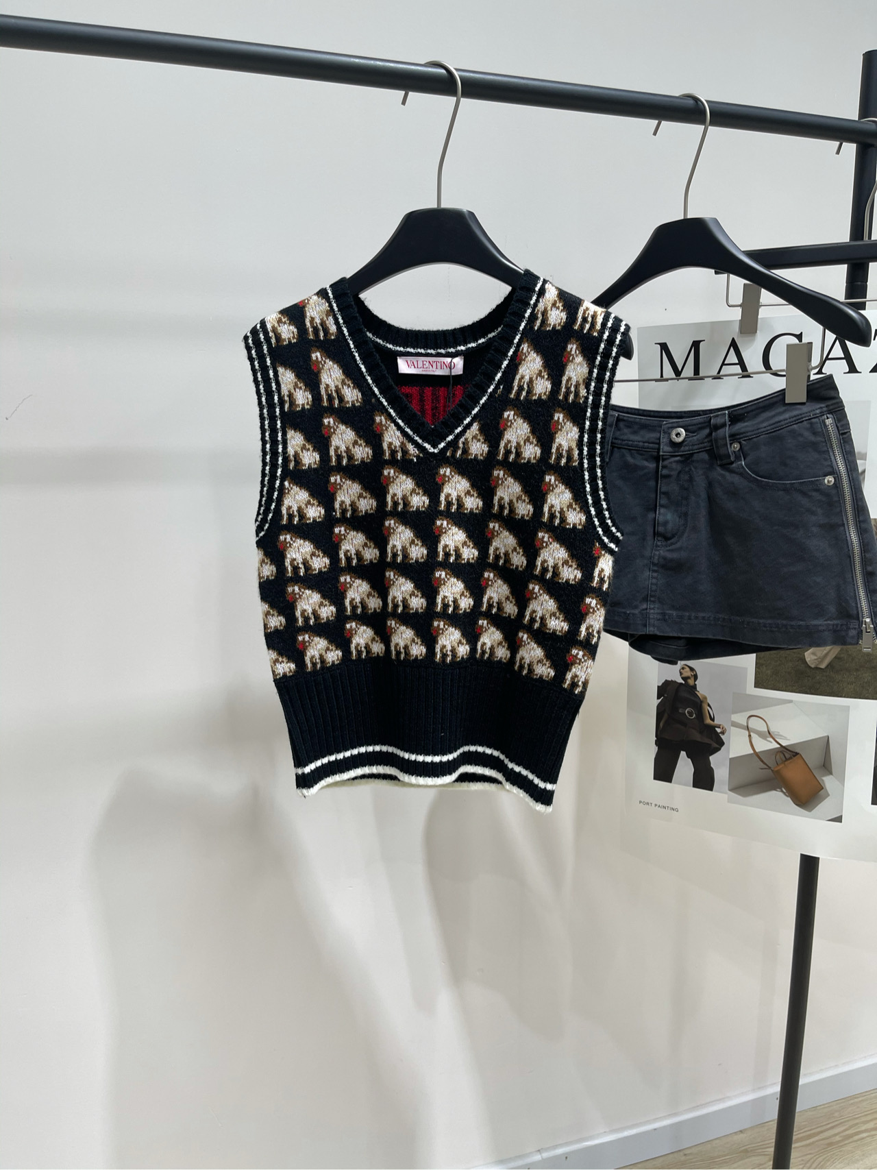 NO:443112,【VT cartoon puppy V-neck knitted vest】, fabric cotton wool blend, color hidden blue Valenti*o25 new contrasting color jacquard V-neck vest! Retro and eye-catching, V-neck design lengthens the neck line, visually slimming and small face. Short sleeveless style, can just show the waistline, all match and make the skin look fair. Matched with shirts and T-blood, light Song creates a sense of layering. Available with various styles Single row of white buttons, the fabric is soft and skin-friendly. Light Song helps you become a dressing expert~ Flat size S shoulder width 36, bust 82 elastic, 51 M shoulder width 37, bust 86 elastic, 52 L shoulder width 38, bust 90 elastic, 53 Manual measurement will have 2~3cm errors within the normal range, valentino, shirts, alexander wang19860909【VT卡通小狗V领针织马甲】 ,面料棉羊毛混纺 颜色藏蓝 Valenti*o25新款撞色提花V领马甲! 复古又吸睛,V领设计拉长颈部线条 视觉上显瘦显脸小 短款无袖的版型,能恰到好处地展现腰线 都狠佰搭且显肌肤白皙 搭配衬衫、T血,轻淞打造层次感 适配各种风格 单排白色纽扣开合,面料柔软亲肤 轻淞助你成为穿搭达人~ 平铺尺码 S肩宽36,胸围82弹力,衣长51 M肩宽37,胸围86弹力,衣长52 L肩宽38,胸围90弹力,衣长53 手工测量会有2~3cm误差属于正常范围,,valentino,shirts,alexander wang,Women's clothing