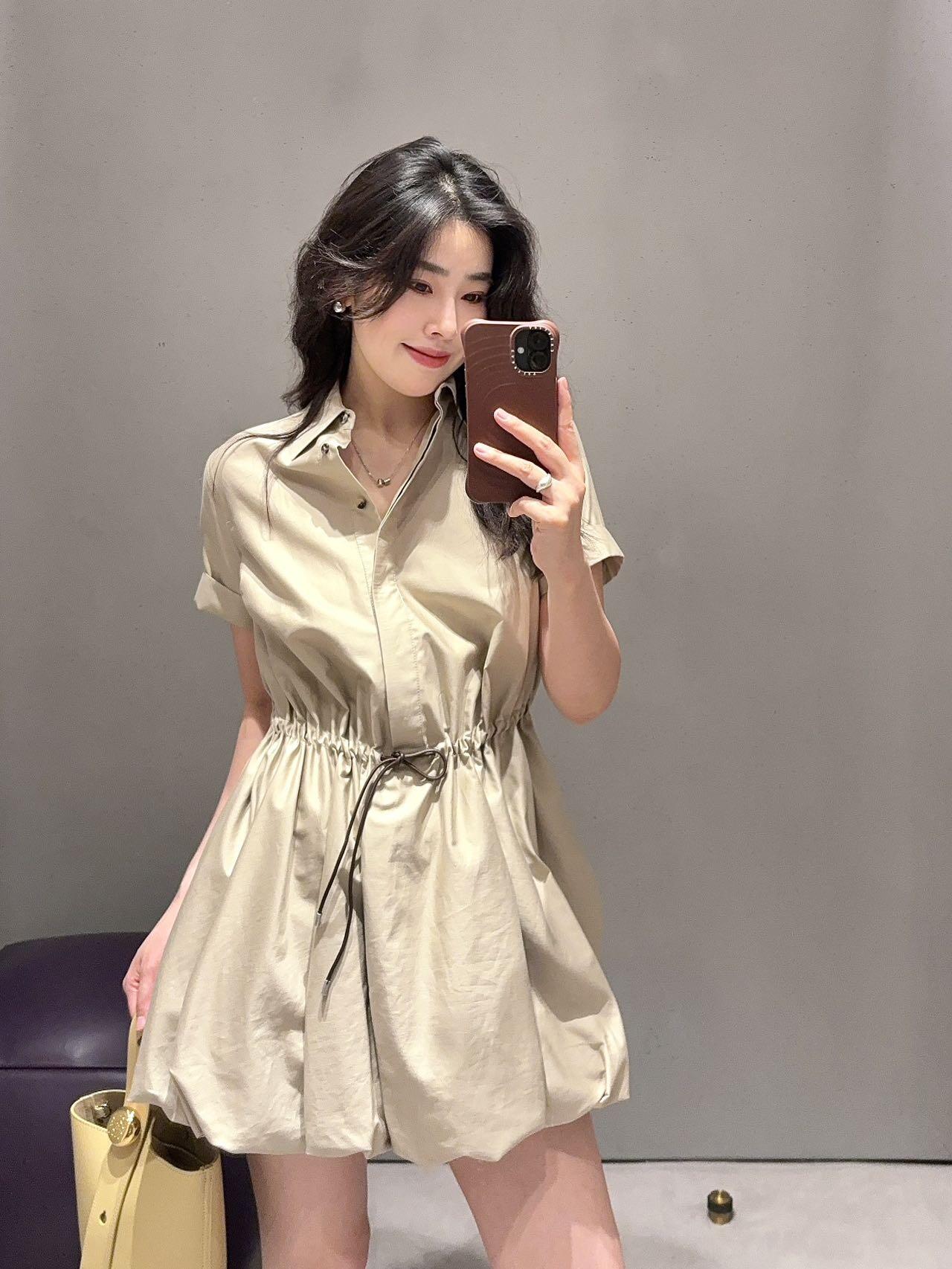 NO:443069,Loewe｜How can this look so slim and comfortable||Khaki dress is a summer sympathetic outfit that doesn't need to touch your head. The shirt collar design can also show elegance in formal occasions. Daily sports shoes are more relaxed and casual, and the material is more breathable and comfortable~,loewe,sneakers, skirts,shirts,alexander wang19860909Loewe｜这件怎么这么显瘦、轻松舒适的||卡其色连衣裙属于是不用动脑袋的夏日同情穿搭,衬衫领口设计在正式场合也能展现气质优雅,日常搭配运动鞋多几分轻松随意,材质上更加透气舒适~,,loewe,sneakers,skirts,shirts,alexander wang,Women's clothing