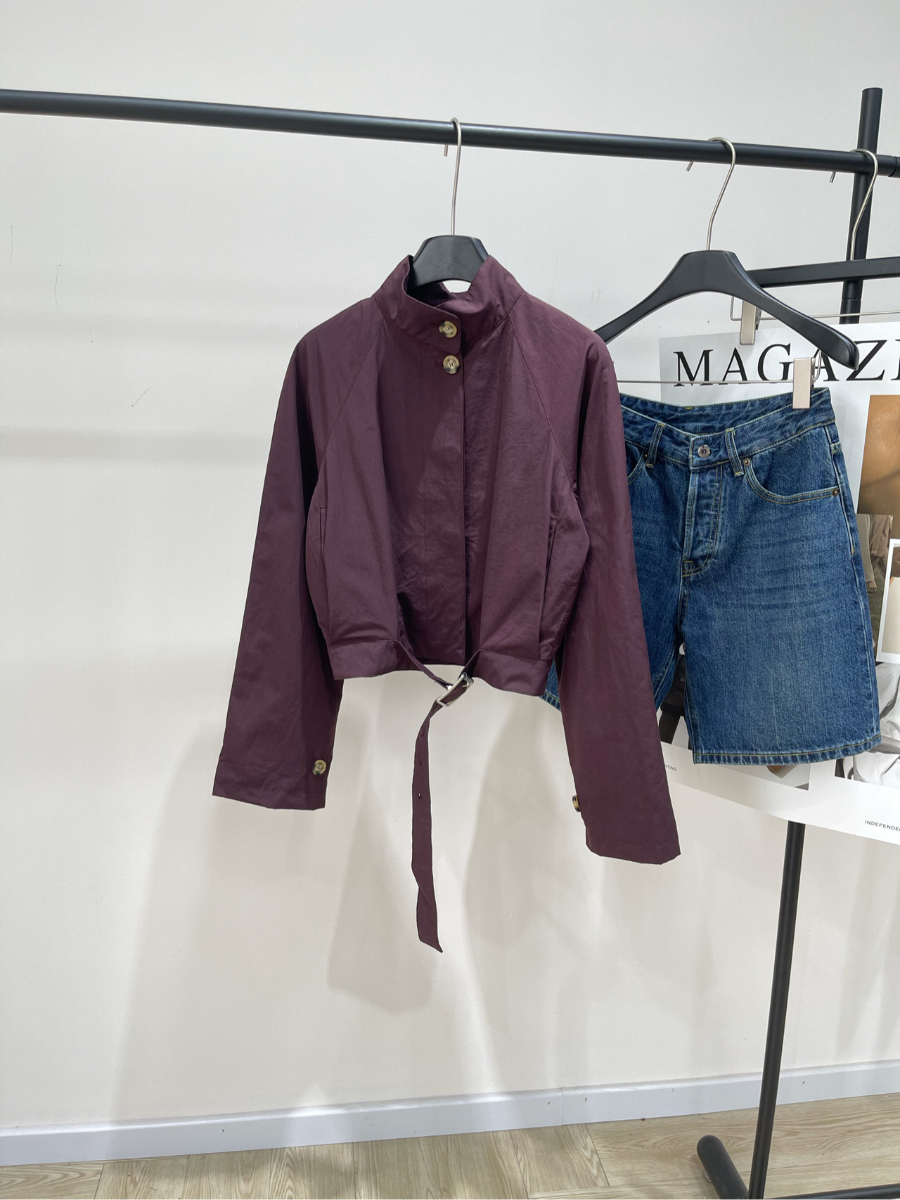 NO:444114,[loe burgundy stand collar short jacket jacket], fabric cotton + nylon, color burgundy, new style of Loeiwei early autumn, art and outfit are two-way. The burgundy short jacket jacket The artistic sense and daily sense are just balanced, like wearing the art museum out~ Separating each piece is like a walking fashion exhibit. I want to have a high-end feeling in early autumn, just close my eyes and rush it!  Flat size S raboscrews, bust 102, garment length 48, sleeve length 74 M raboscrews, bust 106, garment length 50, sleeve length 75 L raboscrews, bust 110, garment length 52, sleeve length 76 Manual measurement will have 2~3cm errors within the normal range, loewe, loewe, jackets & coats, jackets & coats, alexander wang19860909【loe酒红色立领短款夹克外套】 ,面料棉+锦纶 颜色酒红 罗意威早秋新款,艺术与穿搭双向奔赴 酒红短外套夹克 艺术感和日常感平衡得刚好,像把美术馆穿出门~ 单独分开每一件都像行走的时尚展品 早秋想自带高级感的宝子,闭眼冲就完事儿！ 平铺尺码 S插肩袖,胸围102,衣长48,袖长74 M插肩袖,胸围106,衣长50,袖长75 L插肩袖,胸围110,衣长52,袖长76 手工测量会有2~3cm误差属于正常范围,,loewe,loewe,jackets & coats,jackets & coats,alexander wang,Women's clothing