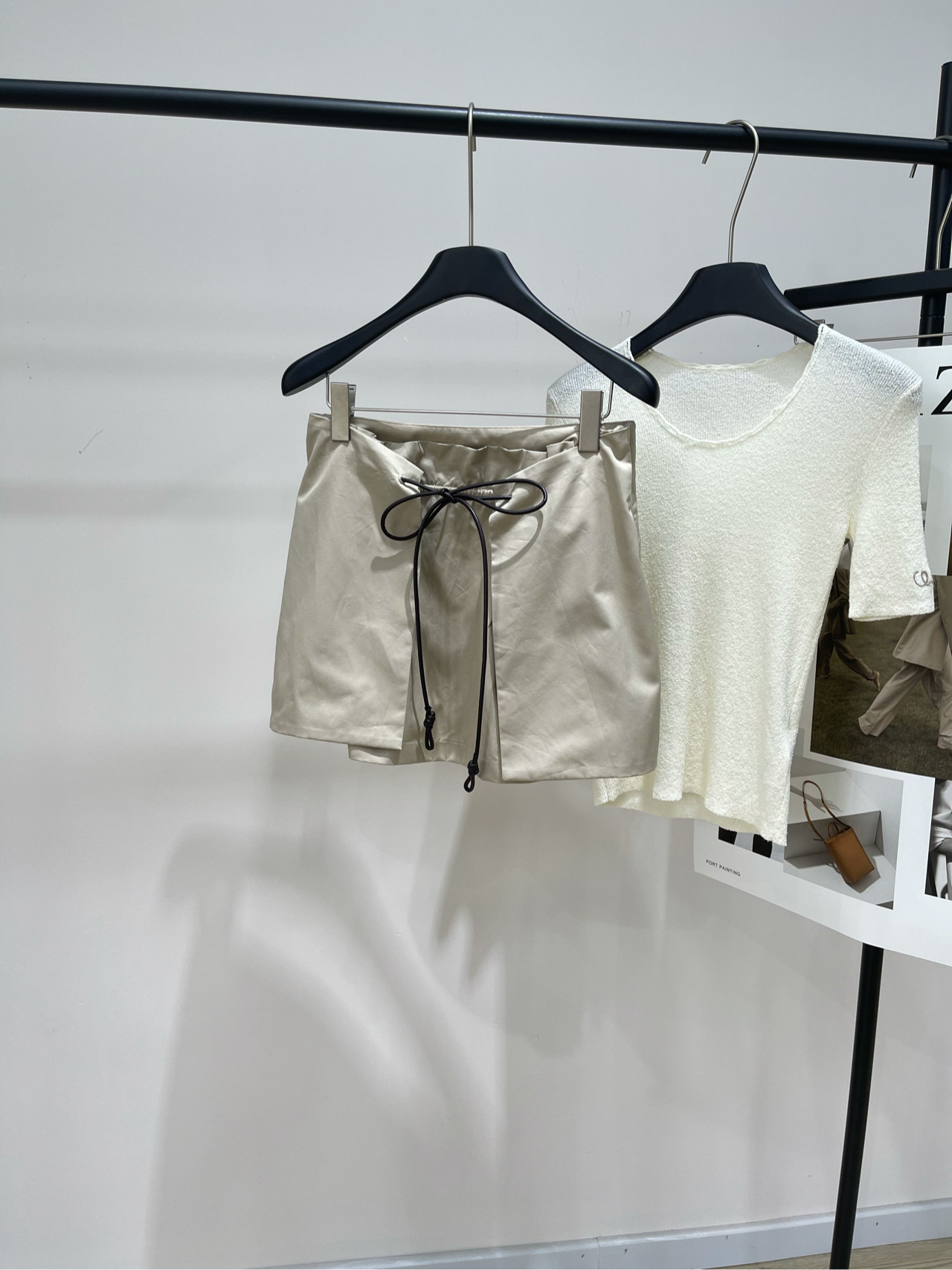 NO:445014,【loe apricot leather rope tied pleated skirt】, fabric is all cotton, color apricot *｜Cotton and silk mini skirt 25SS early autumn new style is available!  This cotton and silk mini skirt is made of light cotton and silk gadardine skirt. Front pleated, decorated with Flamenco style drawstring. Regular style, mini length, mid-waist length, side zipper closure. Flat size S waist 70, hip 100, skirt length 37 M waist 74, hip 104, skirt length 38 L waist 78, hip 108, skirt length 39. There will be 2~3cm errors in manual measurements. Loewe, skirt 108, skirt length 39. Loewe, skirt 108, skirt length 39.19860909【loe杏色皮绳系带褶皱半裙】 ,面料全棉 颜色杏色 *｜棉质和丝绸迷你半身裙 25SS早秋新款上新！ 这款棉质和丝绸迷你半身裙 采用轻盈棉质和丝绸华达呢半身裙 正面褶裥,饰有 Flamenco 风格抽绳 常规版型,迷你长度中腰长度侧面拉链开合 平铺尺码 S腰围70,臀围100,裙长37 M腰围74,臀围104,裙长38 L腰围78,臀围108,裙长39 手工测量会有2~3cm误差属于正常范围,,loewe,skirts,alexander wang,Women's clothing