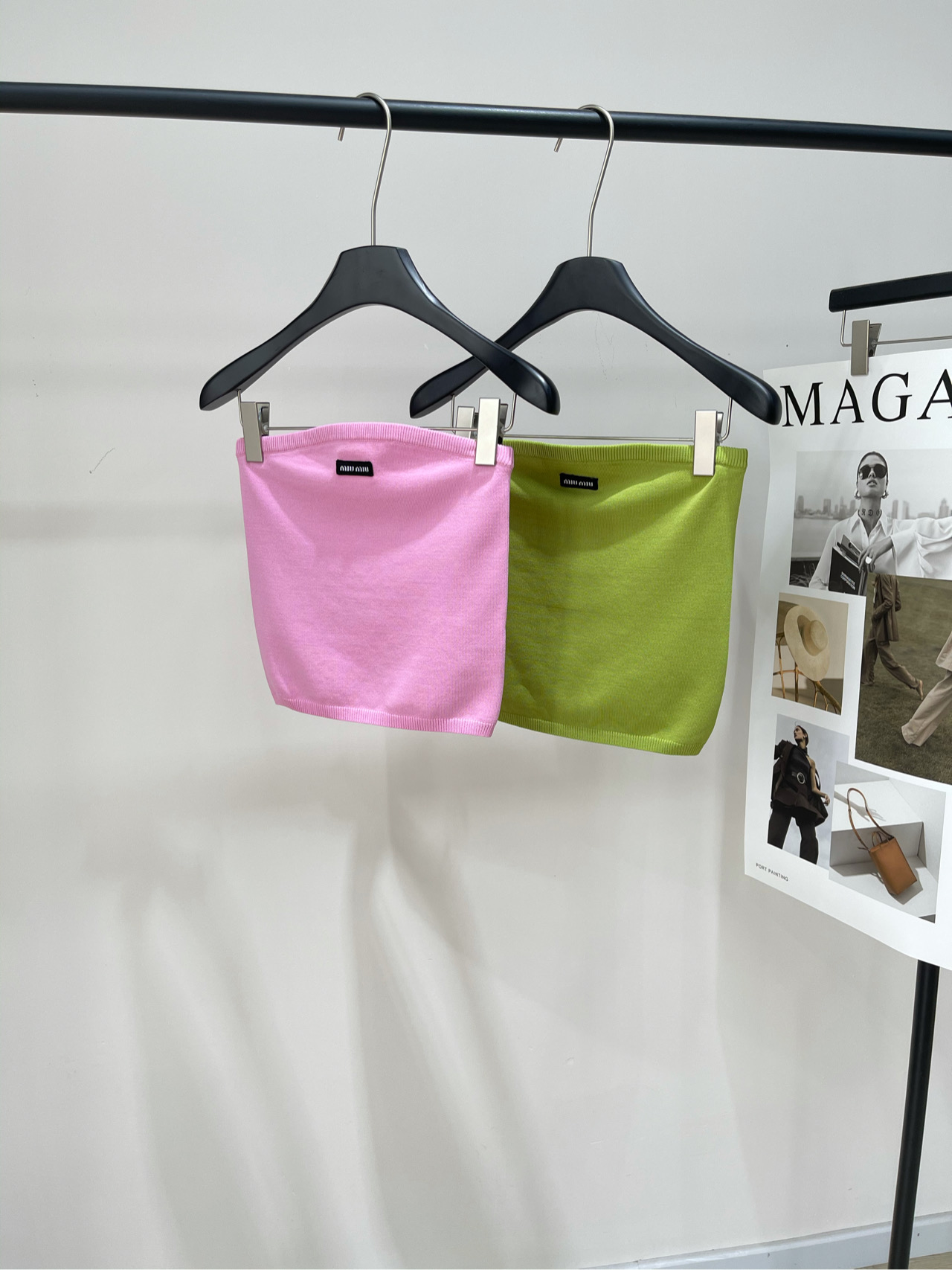 NO:444963,[M candy color knitted strap top], fabric viscose + nylon color pink, fruit green *｜Viscose fiber tube top 25SS summer new model is available!  Summer elements lit up this simple and neat viscose top. The strapless silhouette shows the model of contemporary style. It realizes flexible matching and embellishes the contrasting logo patch. Flat size S bust 64 elasticity, 30 M bust 68 elasticity, 31 L bust 72 elasticity, 32 length. There will be 2~3cm errors in the normal range, alexander wang19860909【M糖果色针织抹胸上衣】 ,面料粘胶纤维+锦纶 颜色粉色、果绿色 *｜粘胶纤维抹胸上衣 25SS夏季新款上新！ 夏日元素点亮了这款简约利落的粘胶纤维上衣 抹胸廓形昭示当代典范型格 实现灵活搭配,点缀撞色徽标贴饰 平铺尺码 S胸围64弹力,衣长30 M胸围68弹力,衣长31 L胸围72弹力,衣长32 手工测量会有2~3cm误差属于正常范围,,alexander wang,Women's clothing