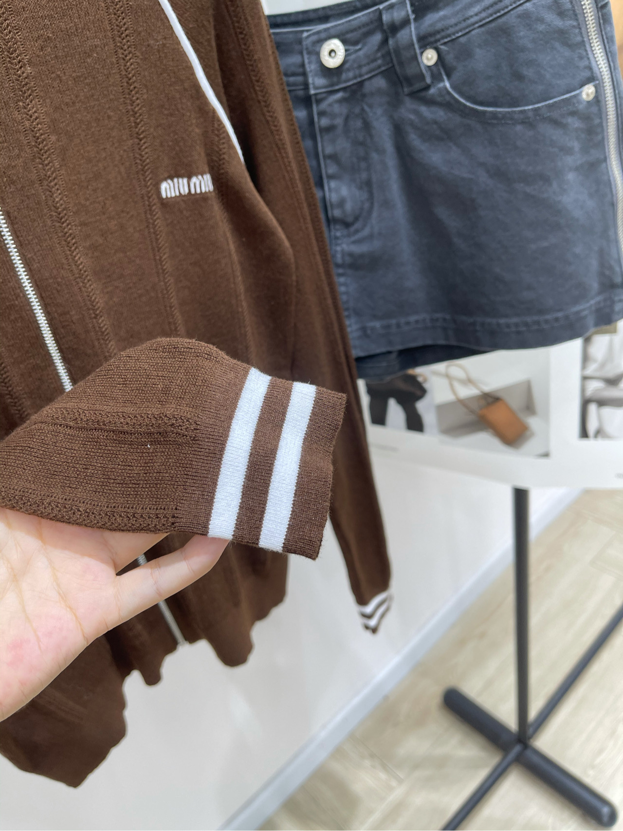 【M咖色白边立领拉链开衫】🔺，面料：全棉颜色：咖色𝐌𝐈𝐔 𝐌𝐈*｜棉质镂空立领拉链针织开衫25SS夏季新