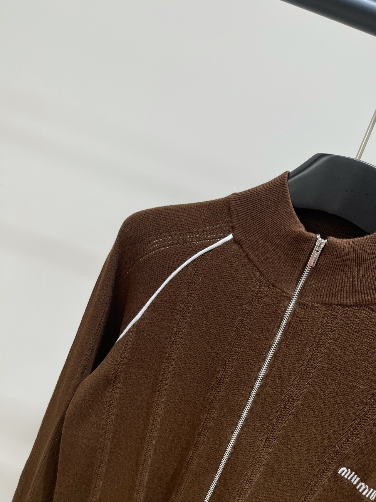 【M咖色白边立领拉链开衫】🔺，面料：全棉颜色：咖色𝐌𝐈𝐔 𝐌𝐈*｜棉质镂空立领拉链针织开衫25SS夏季新